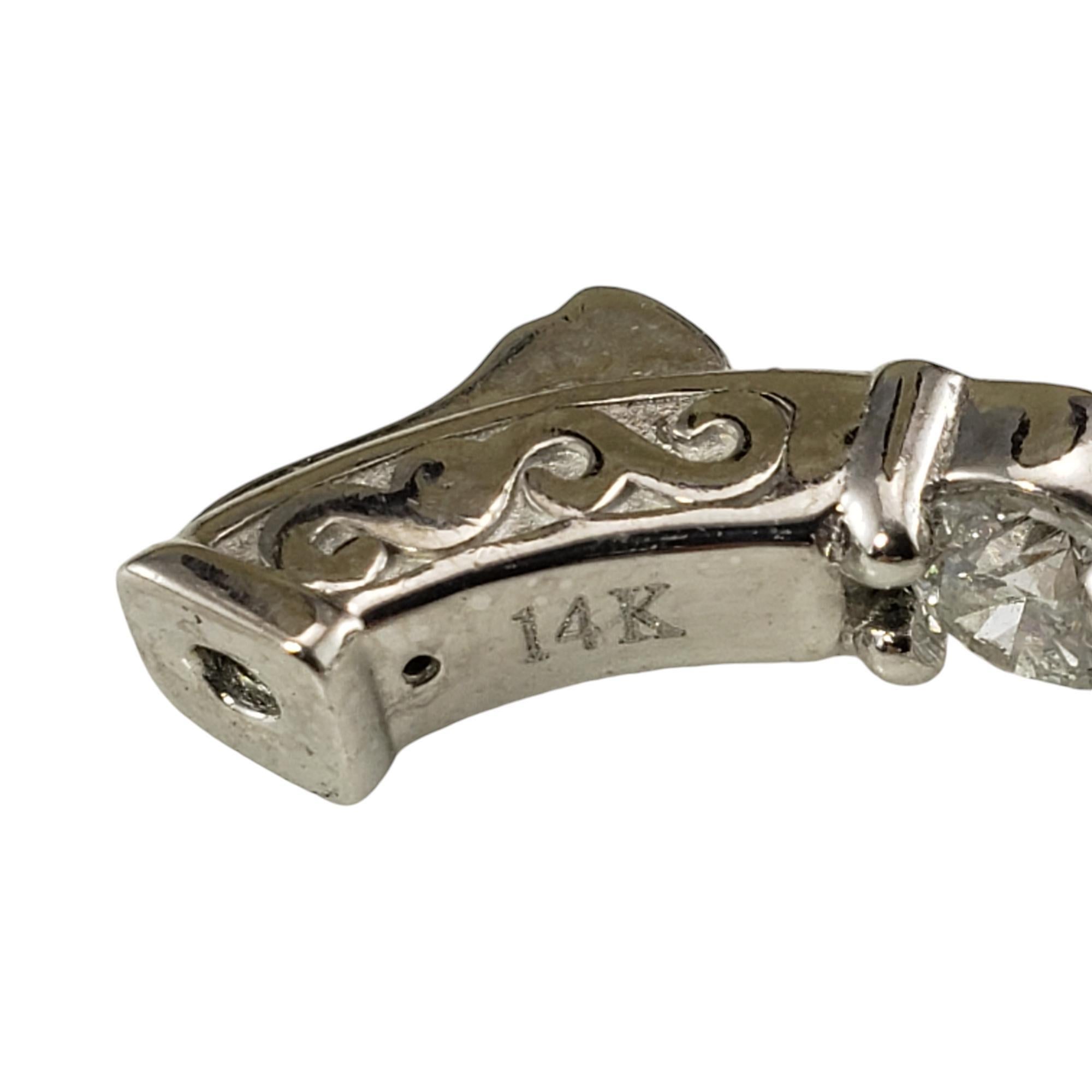 Orecchini a cerchio con diamanti in oro bianco 14 carati #19519 In condizioni buone in vendita a Washington Depot, CT