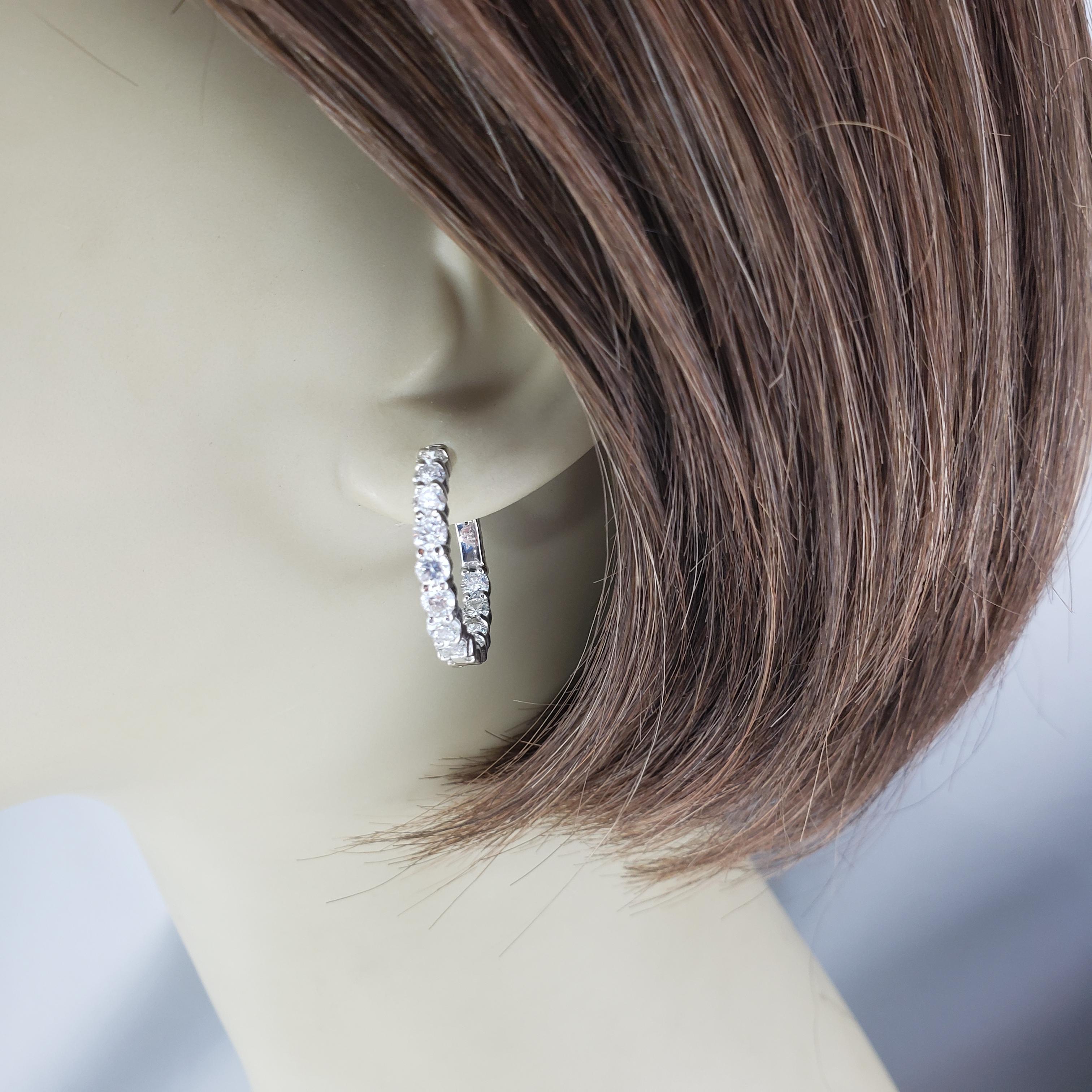 Orecchini a cerchio con diamanti in oro bianco 14 carati #19519 in vendita 1