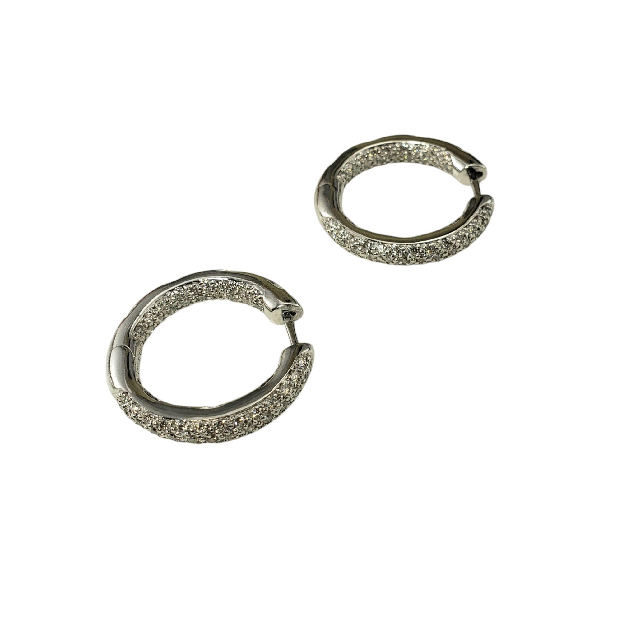 Orecchini a cerchio con diamanti in oro bianco 14 carati...

Questi scintillanti orecchini a cerchio sono caratterizzati da 67 diamanti rotondi taglio brillante incastonati in oro bianco 14K. 

Larghezza: 3.5 mm. Chiusure a cerniera.

Peso totale