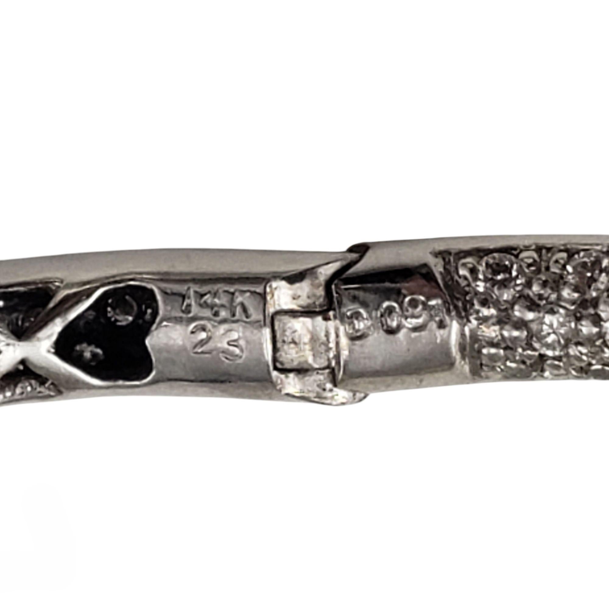 Orecchini a cerchio con diamanti in oro bianco 14 carati #21231 In condizioni buone in vendita a Washington Depot, CT