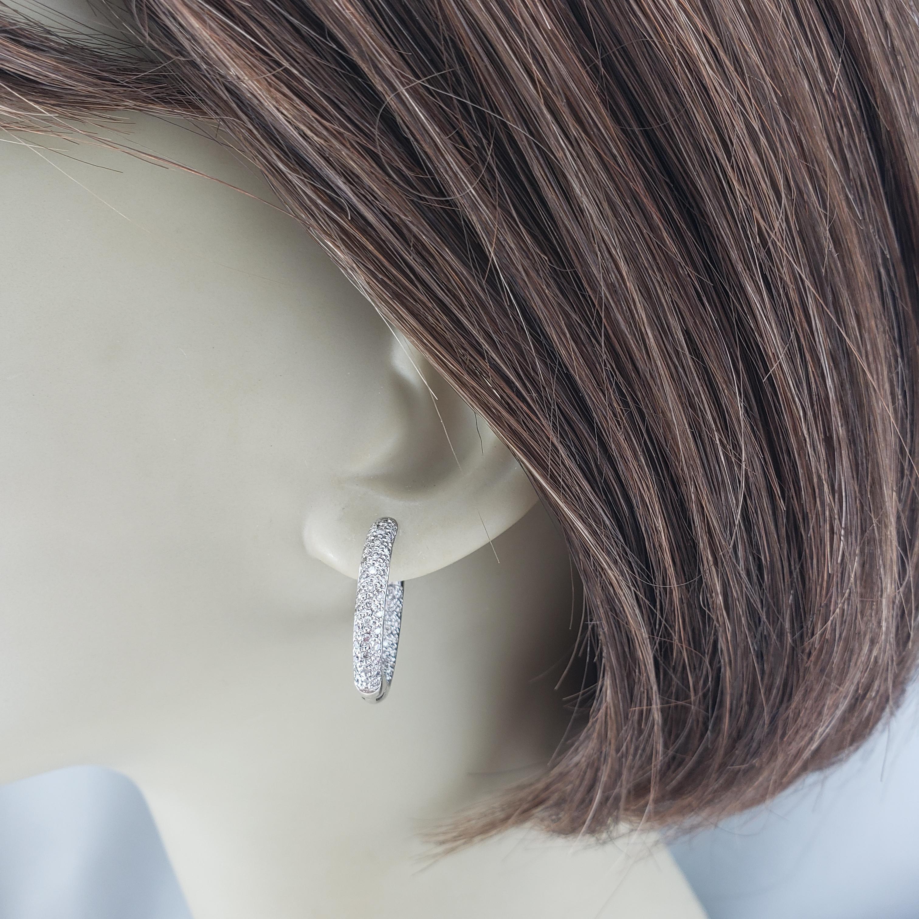Orecchini a cerchio con diamanti in oro bianco 14 carati #21231 in vendita 2