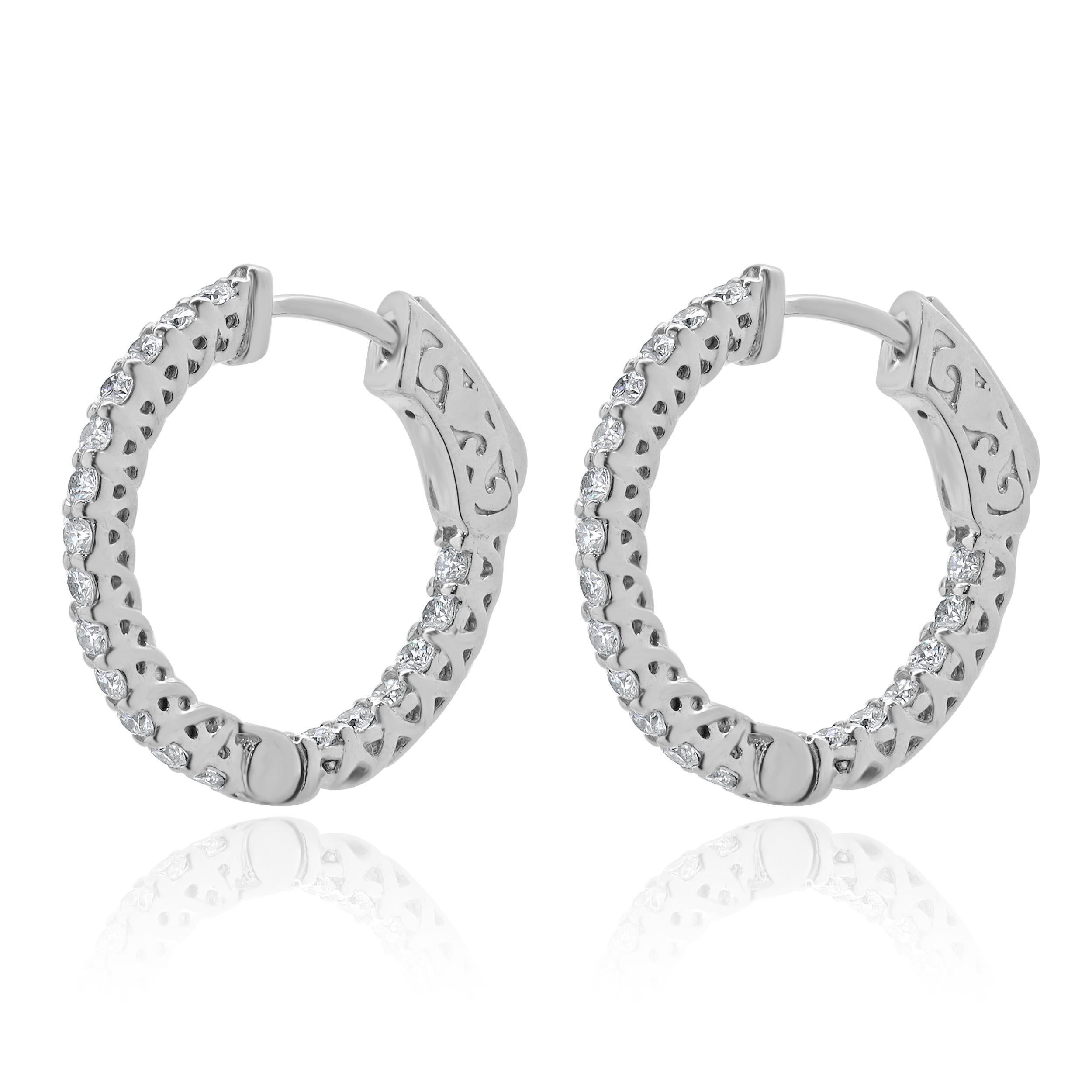 Designer: design personalizzato
Materiale: oro bianco 14 carati
Diamanti: 38 diamanti rotondi taglio brillante=0,81cttw
Colore: G
Chiarezza: VS
Dimensioni: gli orecchini misurano 19 mm 
Peso: 4,16 grammi
