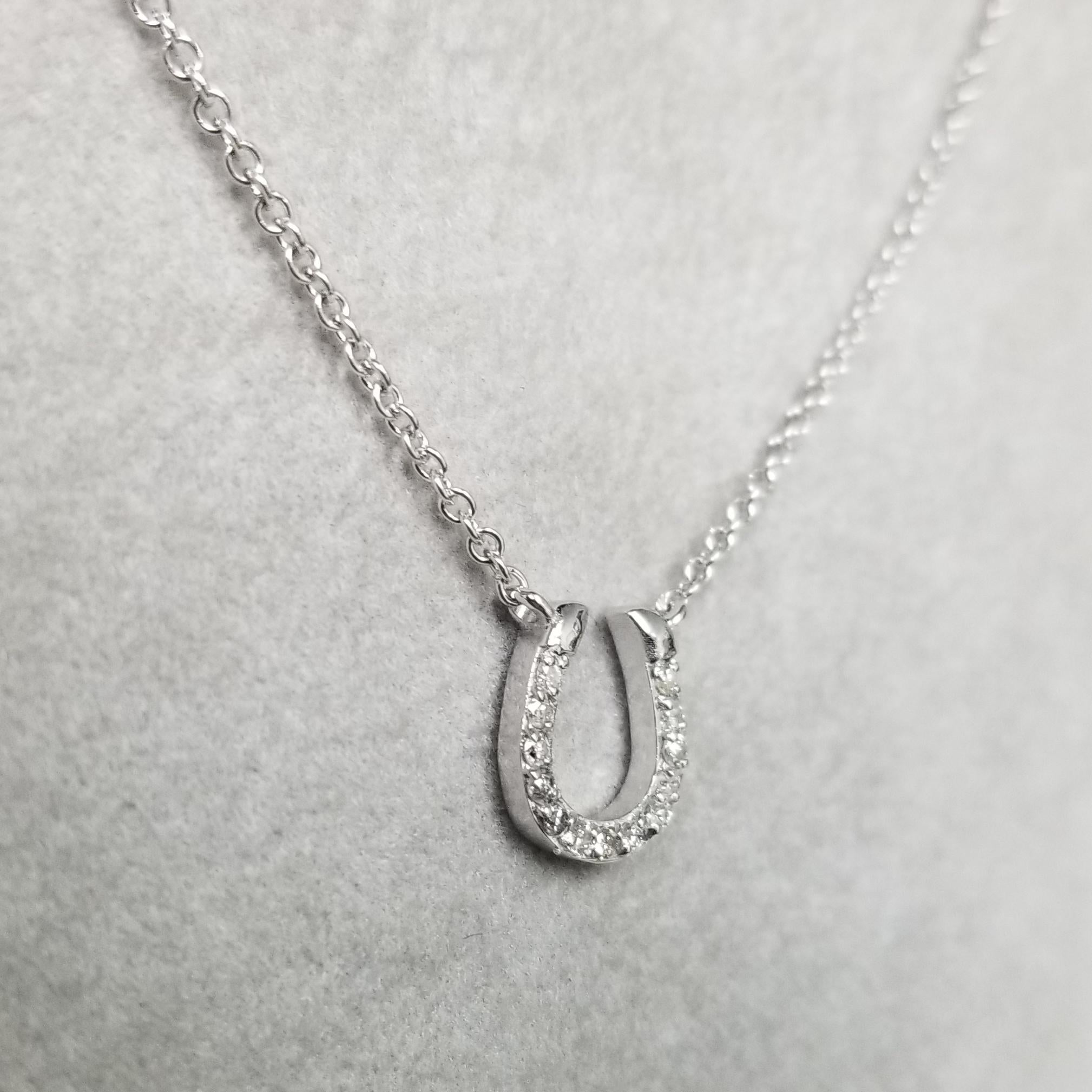 Especificaciones:
    piedra principal: DIAMANTES TALLA REDONDA
    DIAMANTES: 13 PIEZAS
    peso total en quilates: APROXIMADAMENTE .20 CTW
    color: G
    claridad: VS
    metal: ORO BLANCO DE 14 K
    tipo:  COLGANTE
    LONGITUD: 16 PULGADAS
