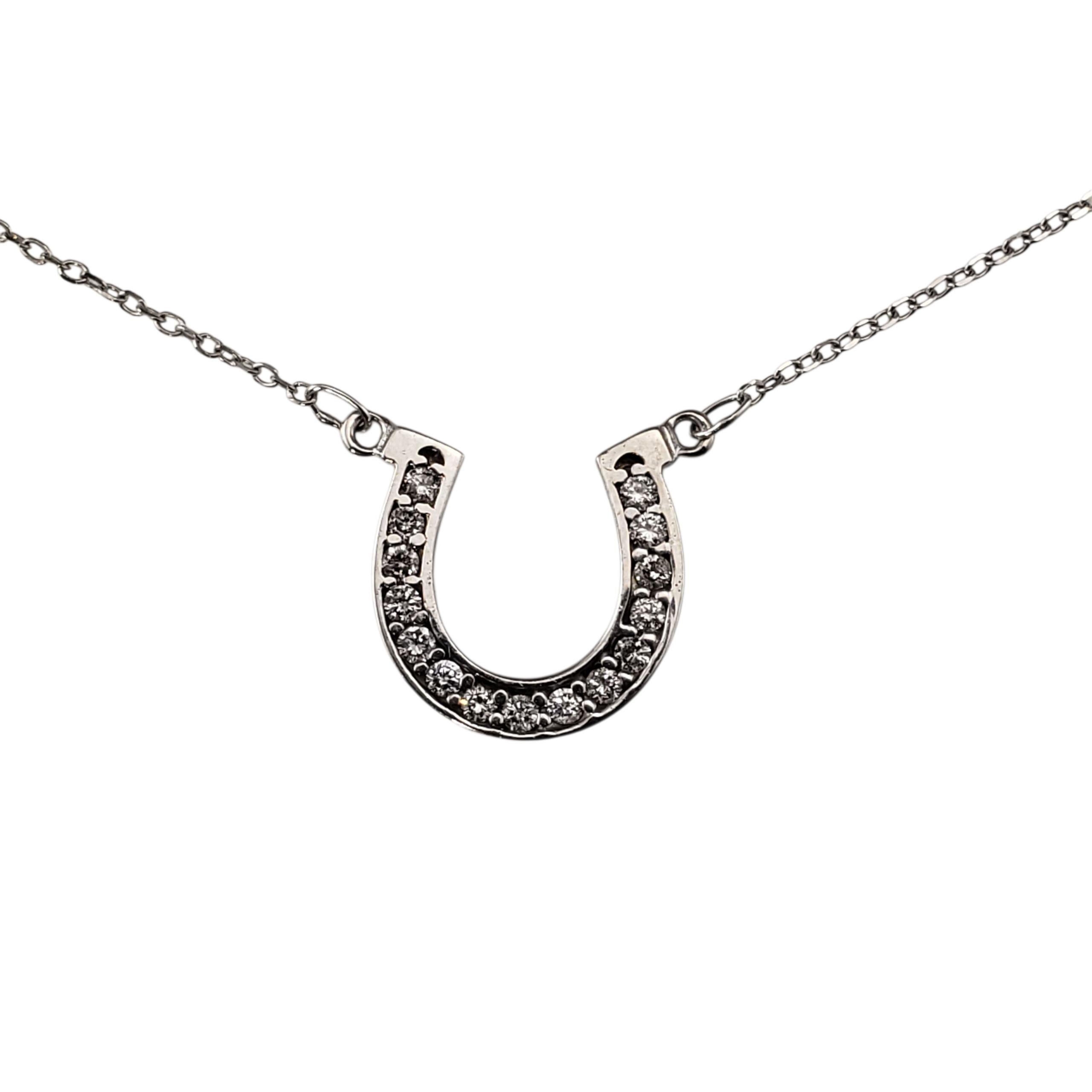 Collar Herradura Diamante Oro Blanco 14 Kilates-

Este elegante collar lleva un intemporal colgante en forma de herradura adornado con 15 diamantes redondos de talla brillante y suspendido de una delicada cadena de oro blanco. Símbolo chic de la