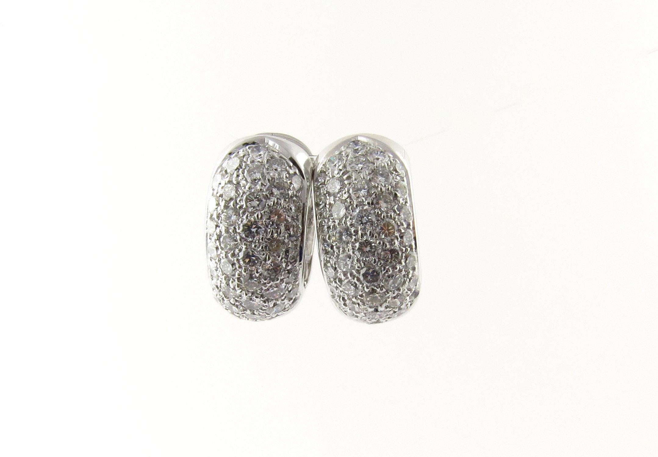 Orecchini Huggie con diamanti in oro bianco 14 carati in vendita 1