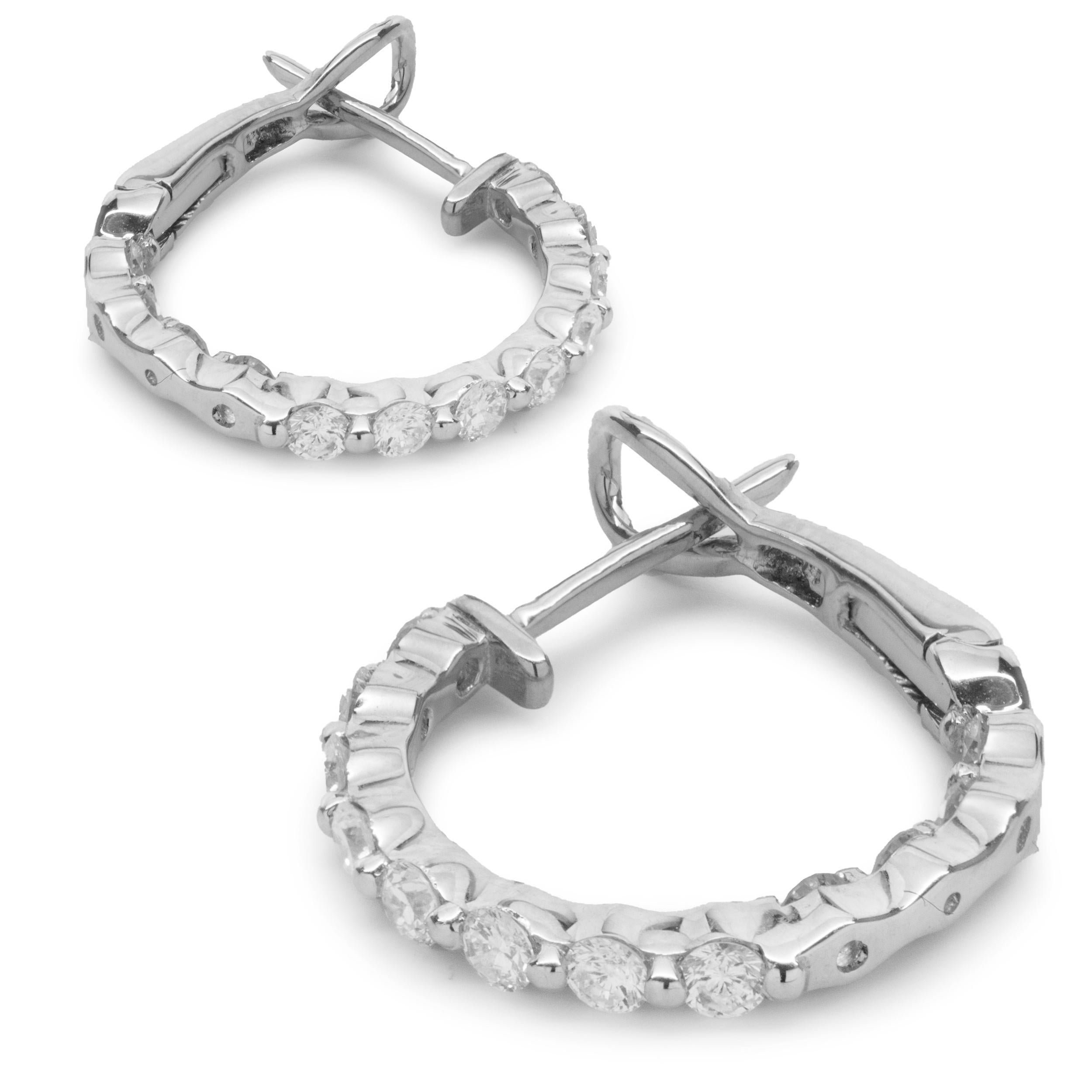 Designer : design personnalisé
Matériau : or blanc 14K 
Diamant : 24 diamants ronds de taille brillant = 1,00cttw
Couleur : G
Clarté : VS1
Dimensions : les boucles d'oreilles mesurent 20 mm de diamètre
Poids : 3,44 grammes
