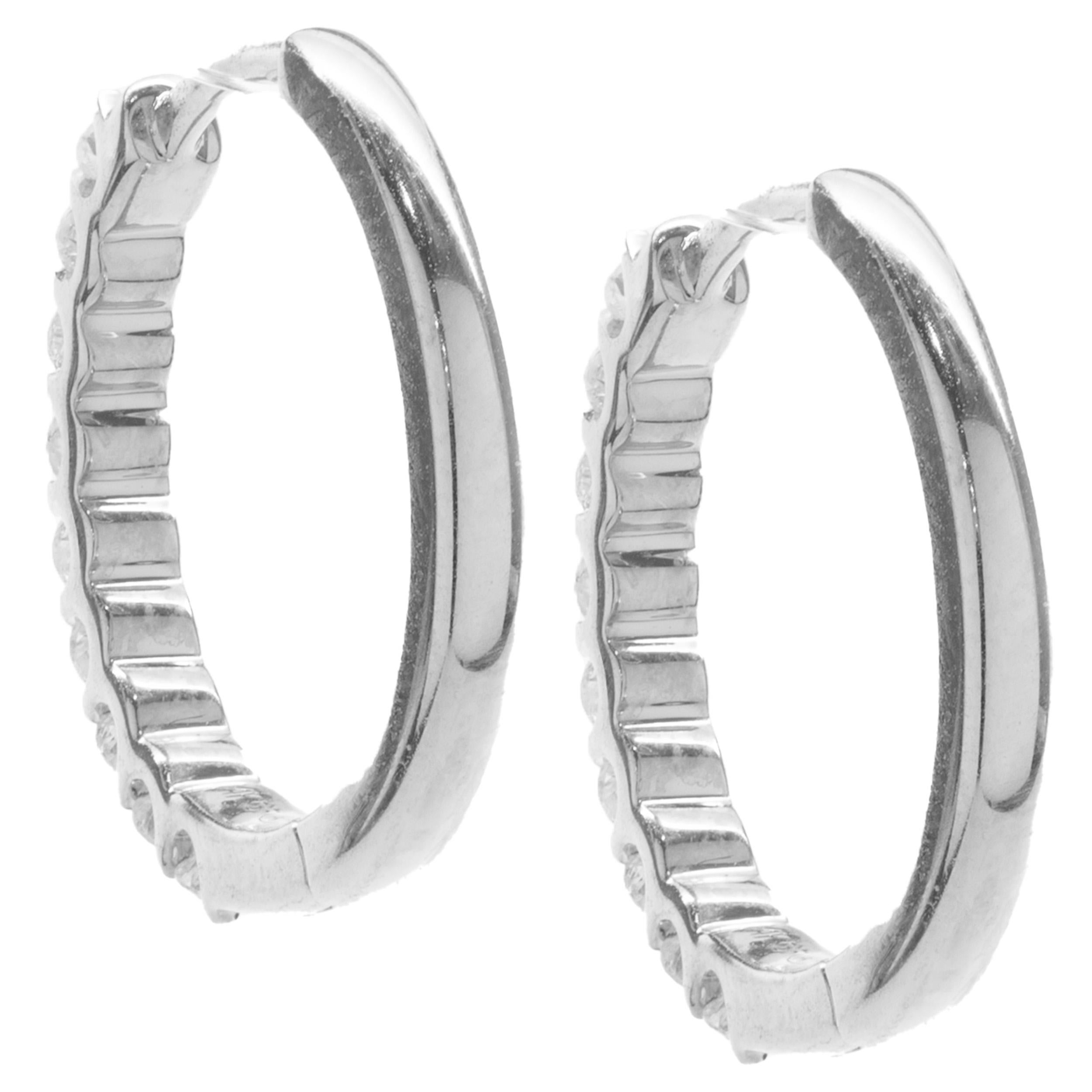 Designer: Sonderanfertigung
Material: 14K Weißgold
Diamanten: 18 runde Brillantschliffe = 0,50cttw
Farbe: G
Klarheit: VS2
Abmessungen: Ohrringe messen 15,3 mm
Gewicht: 2,44 Gramm