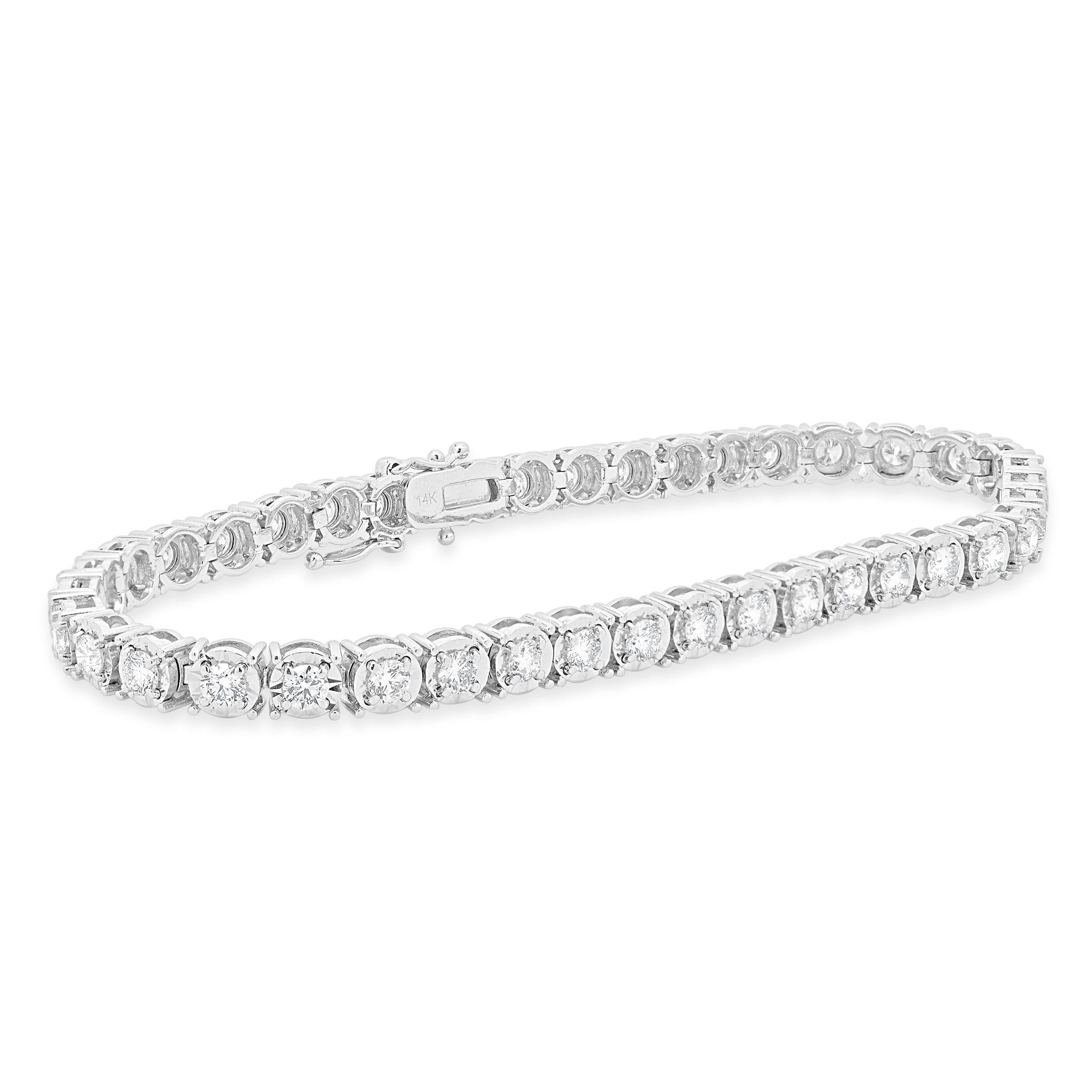 Designer: design personalizzato
Materiale: oro bianco 14 carati
Diamante: 40 tagli rotondi a brillante = 4,40cttw
Colore: J / K
Chiarezza: SI2
Dimensioni: il braccialetto si adatta a un polso di 8 pollici
Peso: 16,94 grammi