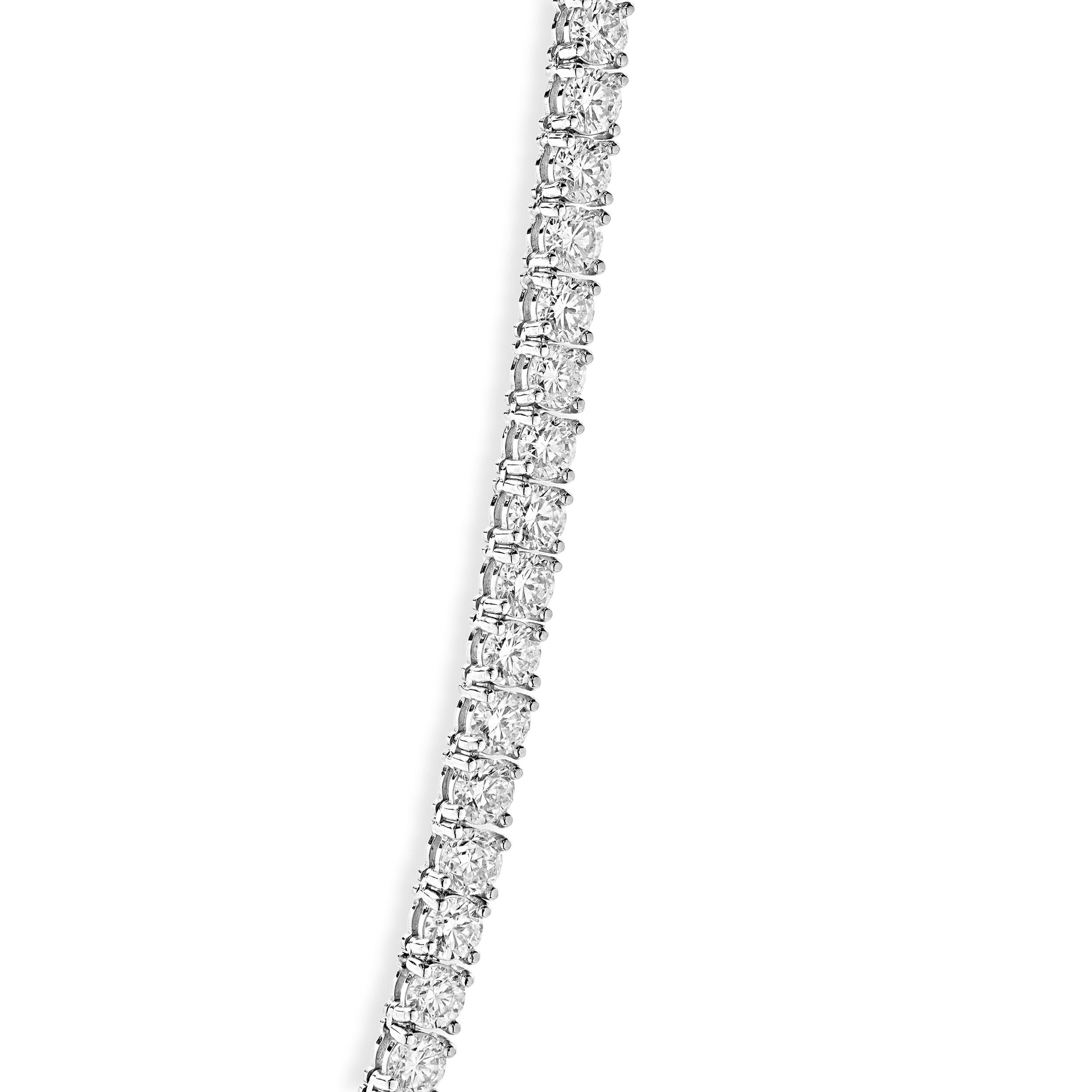 Designer: design personalizzato
Materiale: oro bianco 14 carati
Diamante: 104 tagli tondi a brillante = 24,25cttw
Colore: G. H.
Chiarezza: VS-SI1
Dimensioni: la collana misura 17 pollici di lunghezza
Peso: 29,13 grammi
