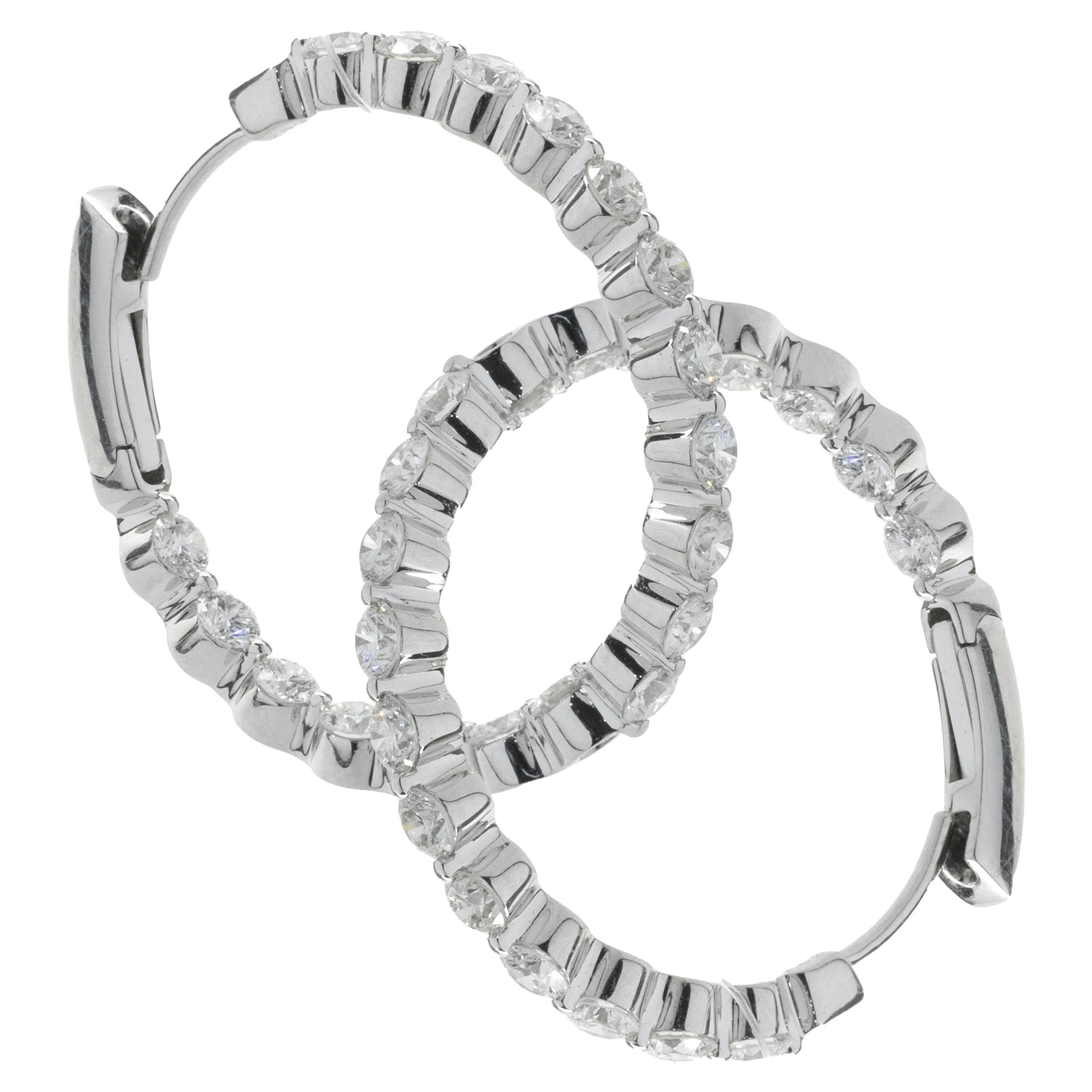 Designer: personalizzato
Materiale: oro bianco 14 carati
Diamante: 36 tondi brillanti= 3,07cttw
Colore: G
Chiarezza: VS2
Dimensioni: gli orecchini hanno una goccia di 28 mm
Chiusure: Post con bottoni a pressione
Peso: 19,66 grammi
