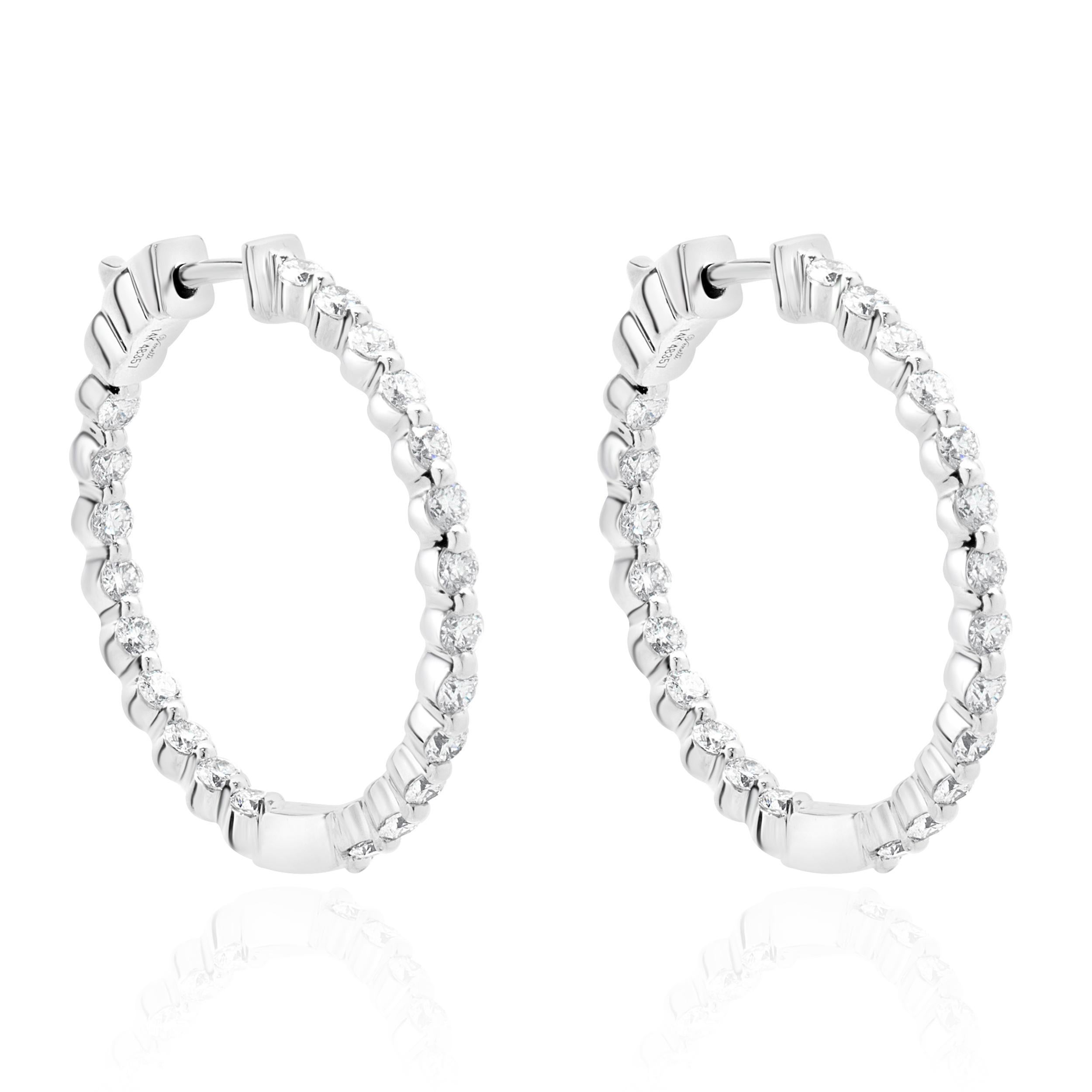 Designer: design personalizzato
Materiale: oro bianco 14 carati
Diamanti: 44 diamanti rotondi taglio brillante = 1,38cttw
Colore: G
Chiarezza: VS1-2
Dimensioni: gli orecchini misurano 26 mm di lunghezza
Peso: 5,40 grammi
