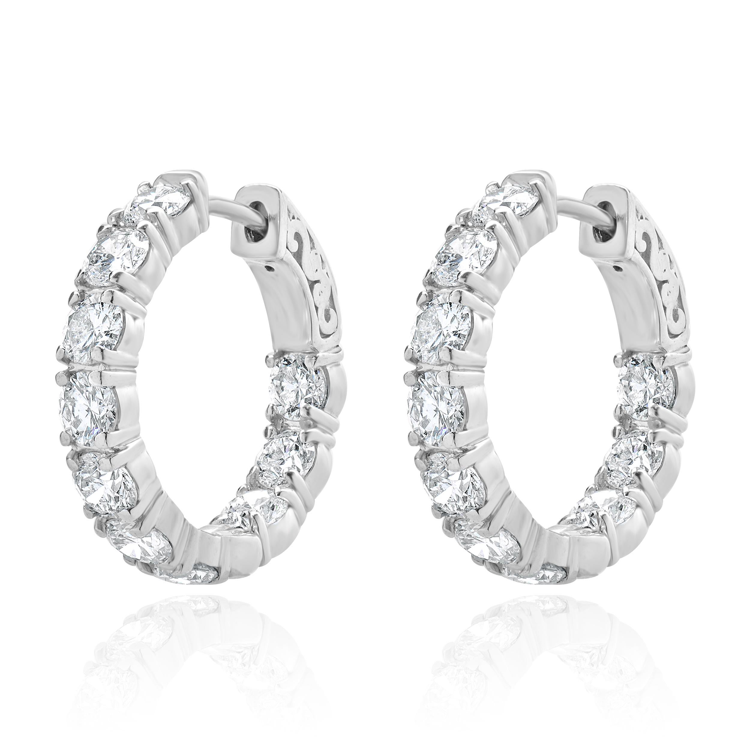 Designer: design personalizzato
Materiale: oro bianco 14 carati
Diamanti: 20 tondi taglio brillante = 3,88cttw
Colore: G / H.
Chiarezza: SI1
Dimensioni: gli orecchini misurano 20 mm di lunghezza
Peso: 6.68 grammi
