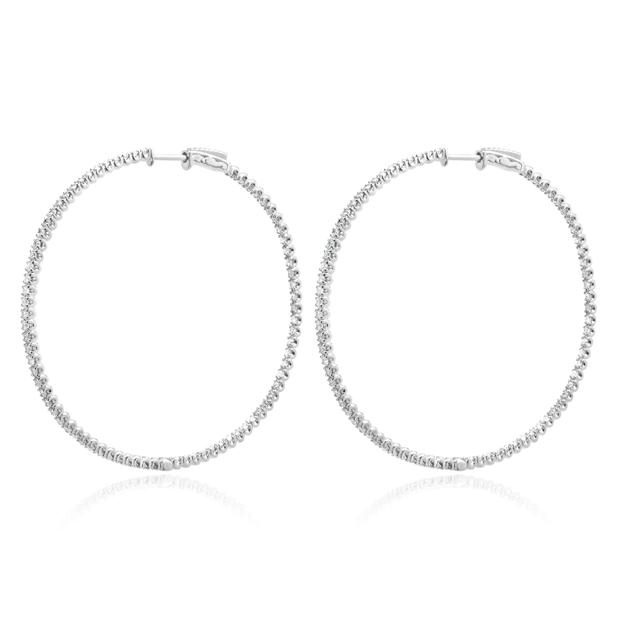 Designer: design personalizzato
Materiale: oro bianco 14 carati
Diamanti: 154 diamanti rotondi taglio brillante = 2,69cttw
Colore: G / H.
Chiarezza: VS-SI1
Dimensioni: gli orecchini misurano 53 mm di lunghezza
Peso: 9.66 grammi
