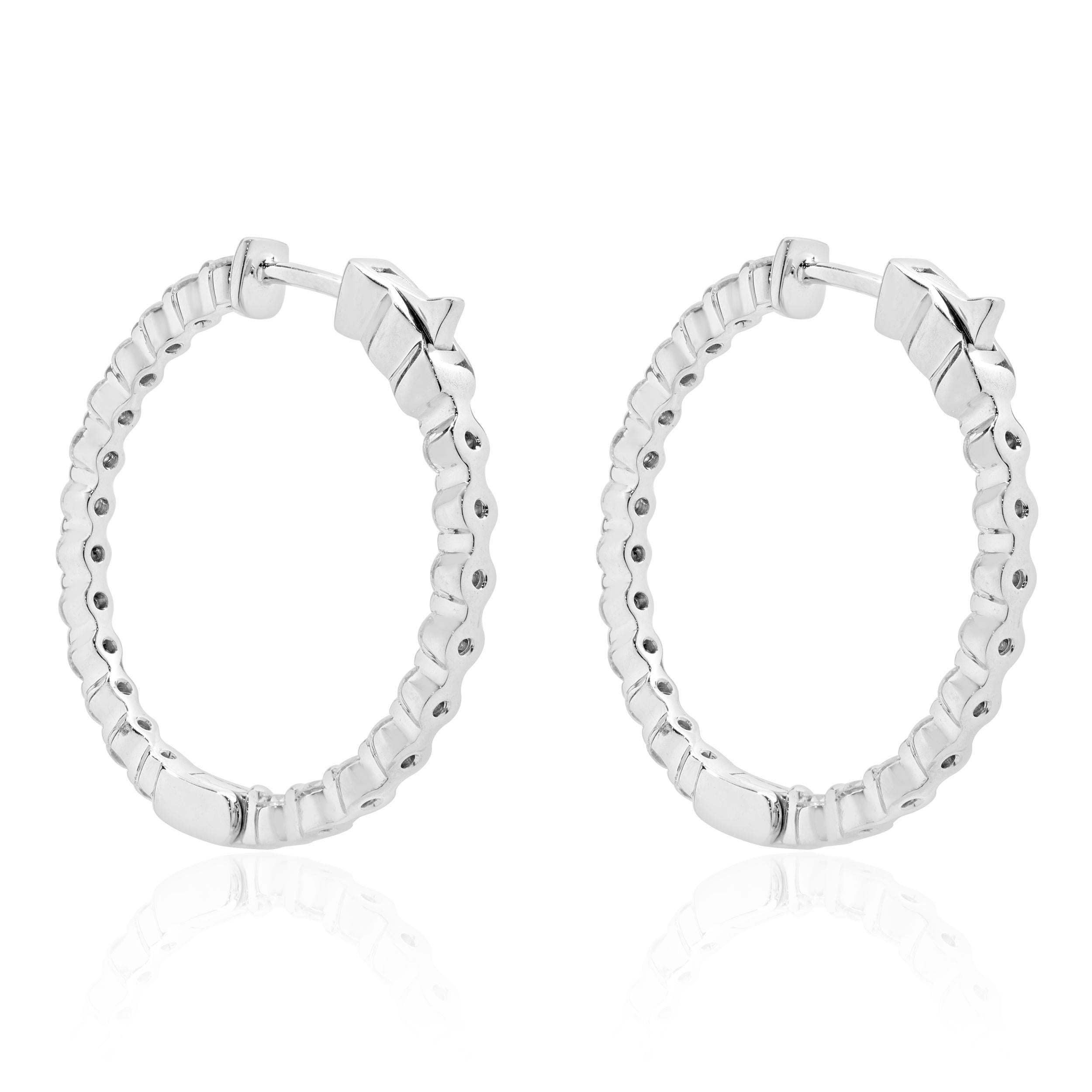Taglio rotondo Orecchini a cerchio in oro bianco 14 carati con diamante interno ed esterno in vendita