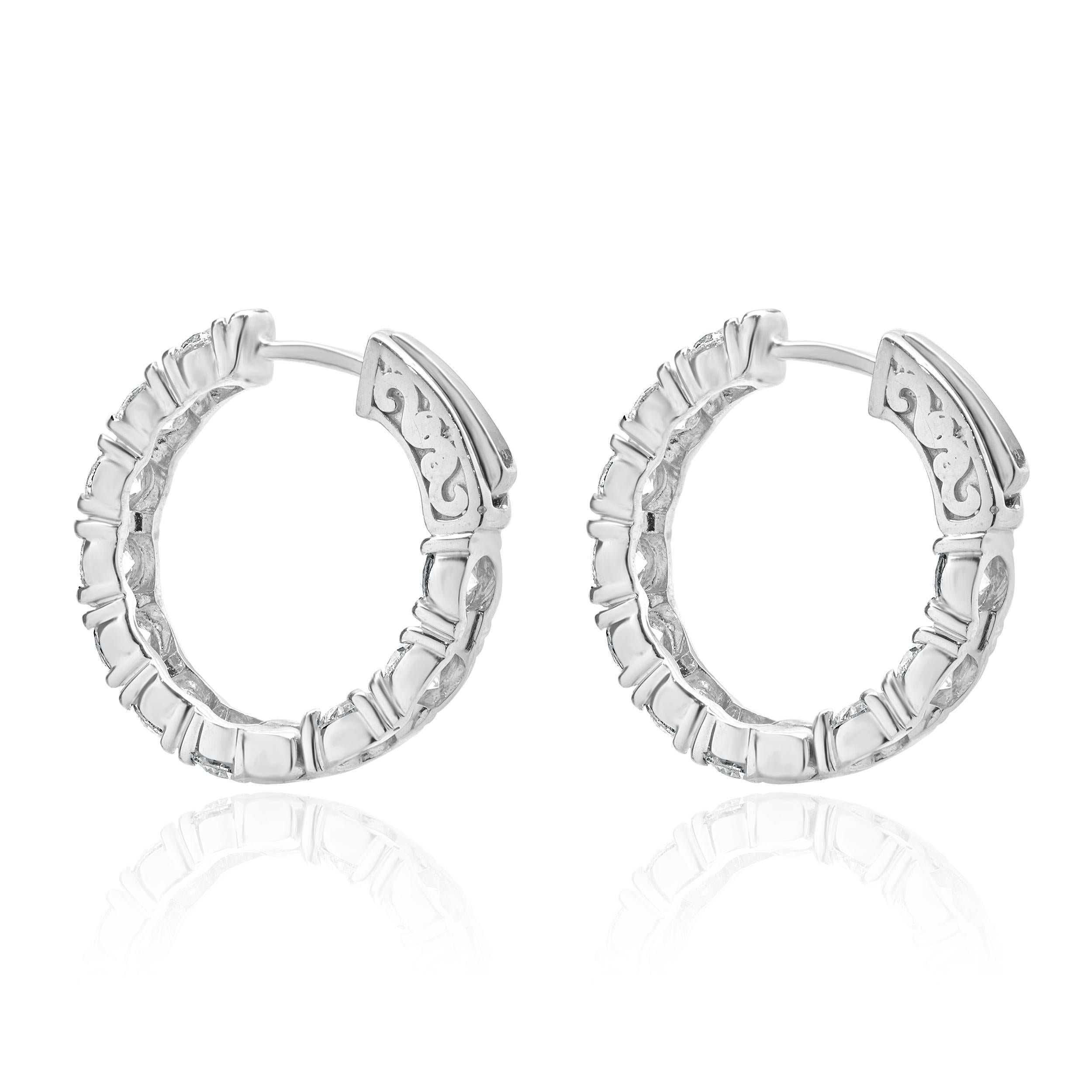 Taglio rotondo Orecchini a cerchio in oro bianco 14 carati con diamante interno ed esterno in vendita