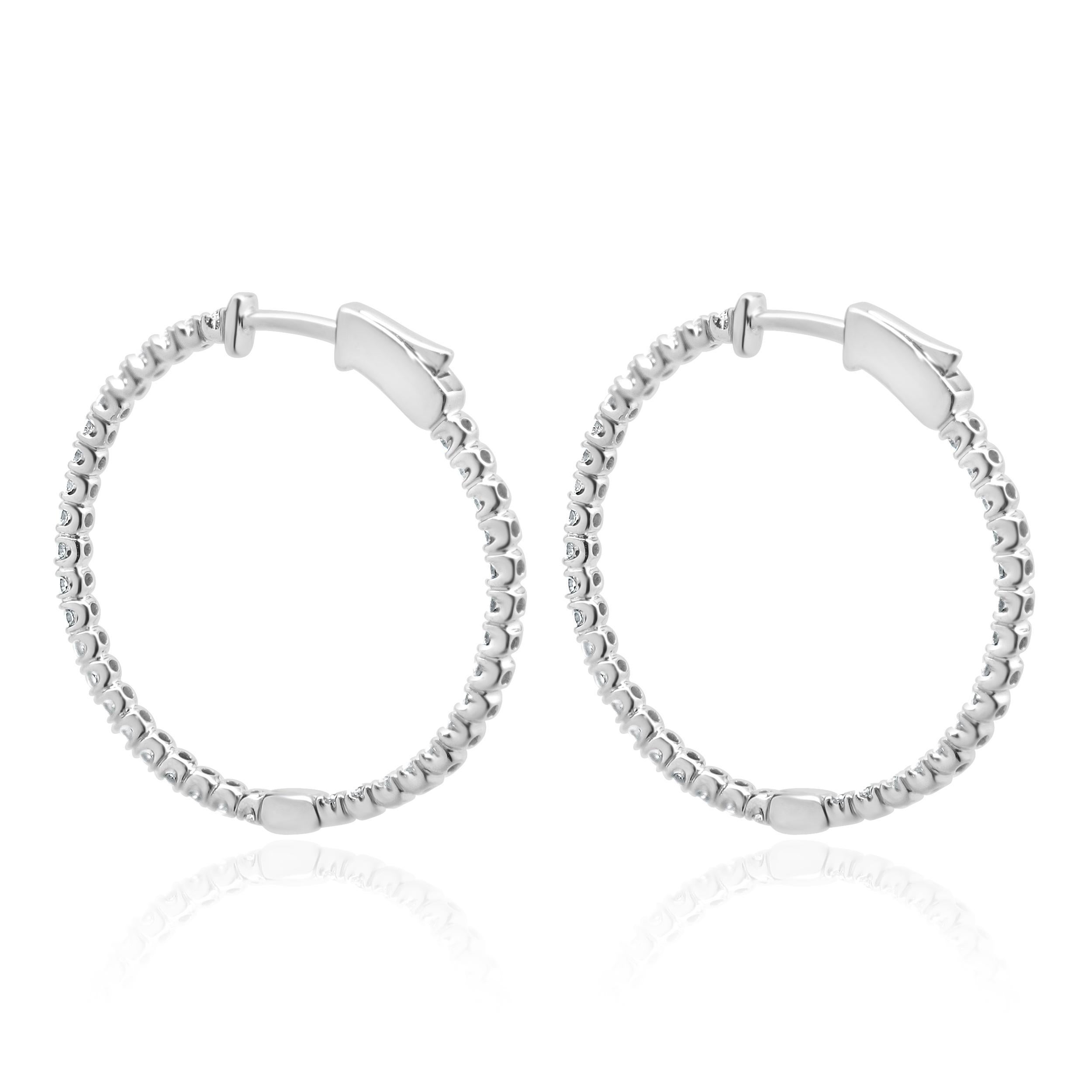 Taglio rotondo Orecchini a cerchio in oro bianco 14 carati con diamante interno ed esterno in vendita