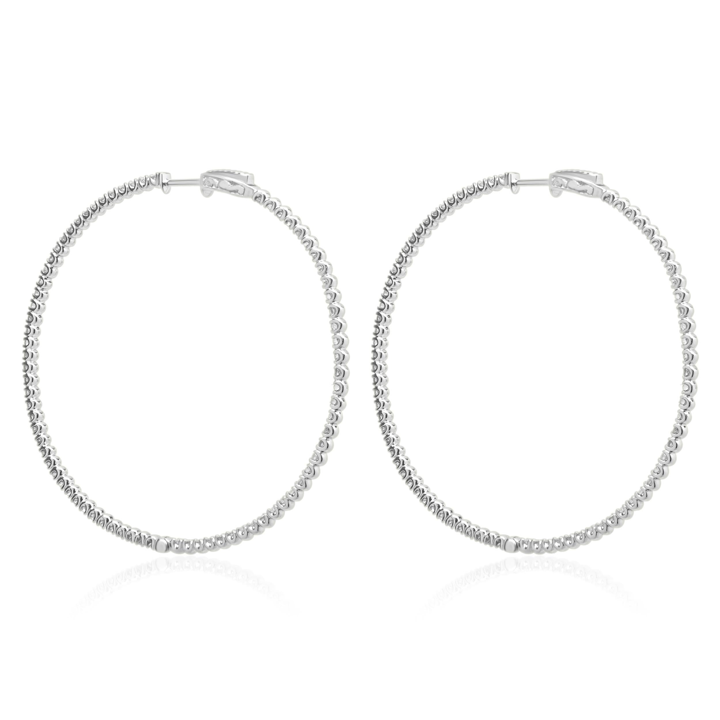 Taglio rotondo Orecchini a cerchio in oro bianco 14 carati con diamante interno ed esterno in vendita