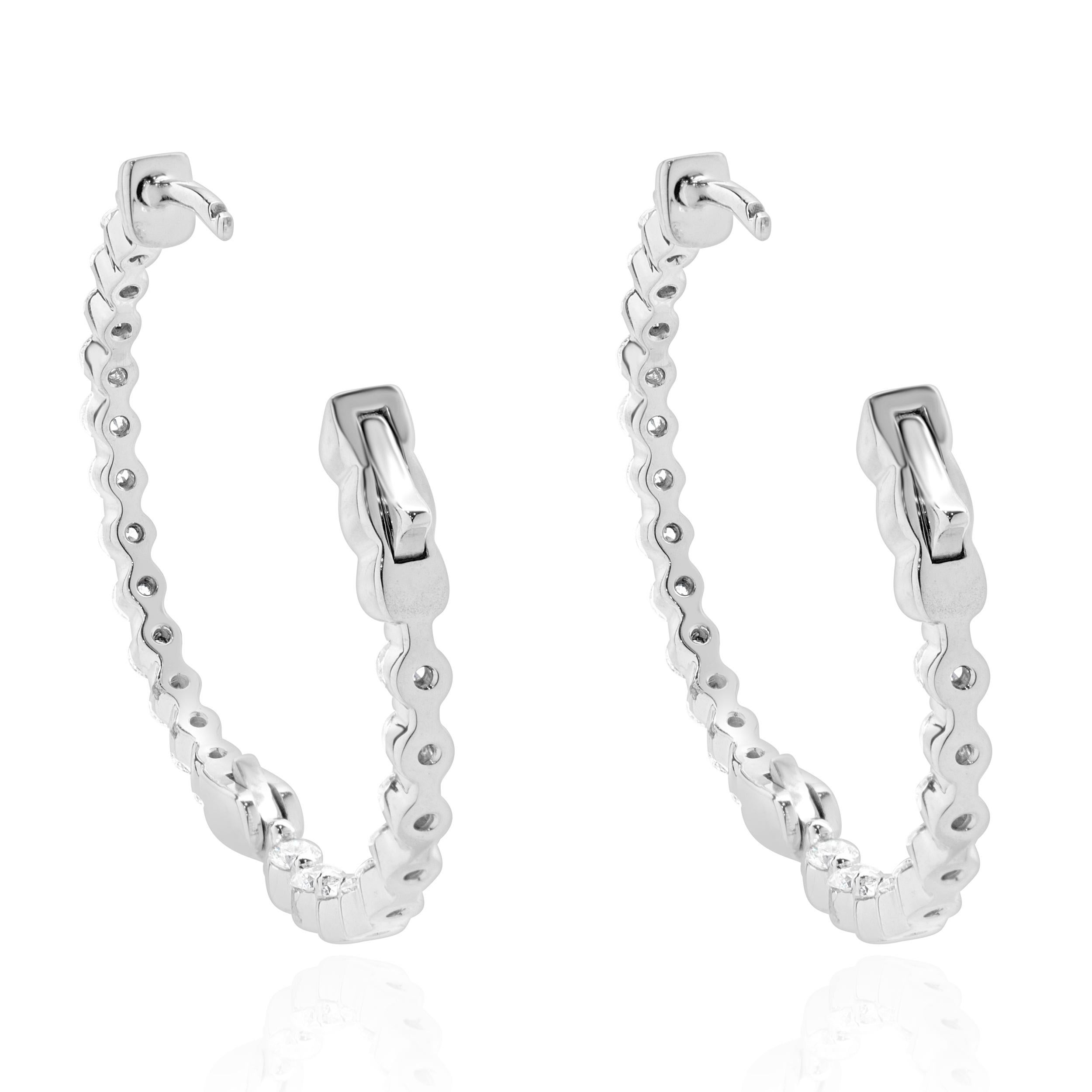 Orecchini a cerchio in oro bianco 14 carati con diamante interno ed esterno In condizioni ottime in vendita a Scottsdale, AZ