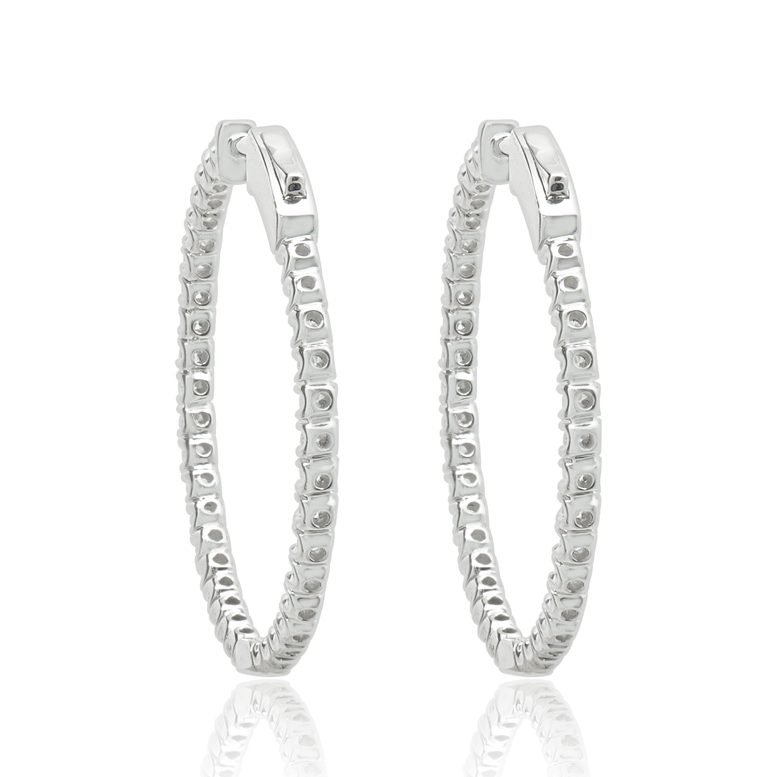 Orecchini a cerchio in oro bianco 14 carati con diamante interno ed esterno In condizioni ottime in vendita a Scottsdale, AZ
