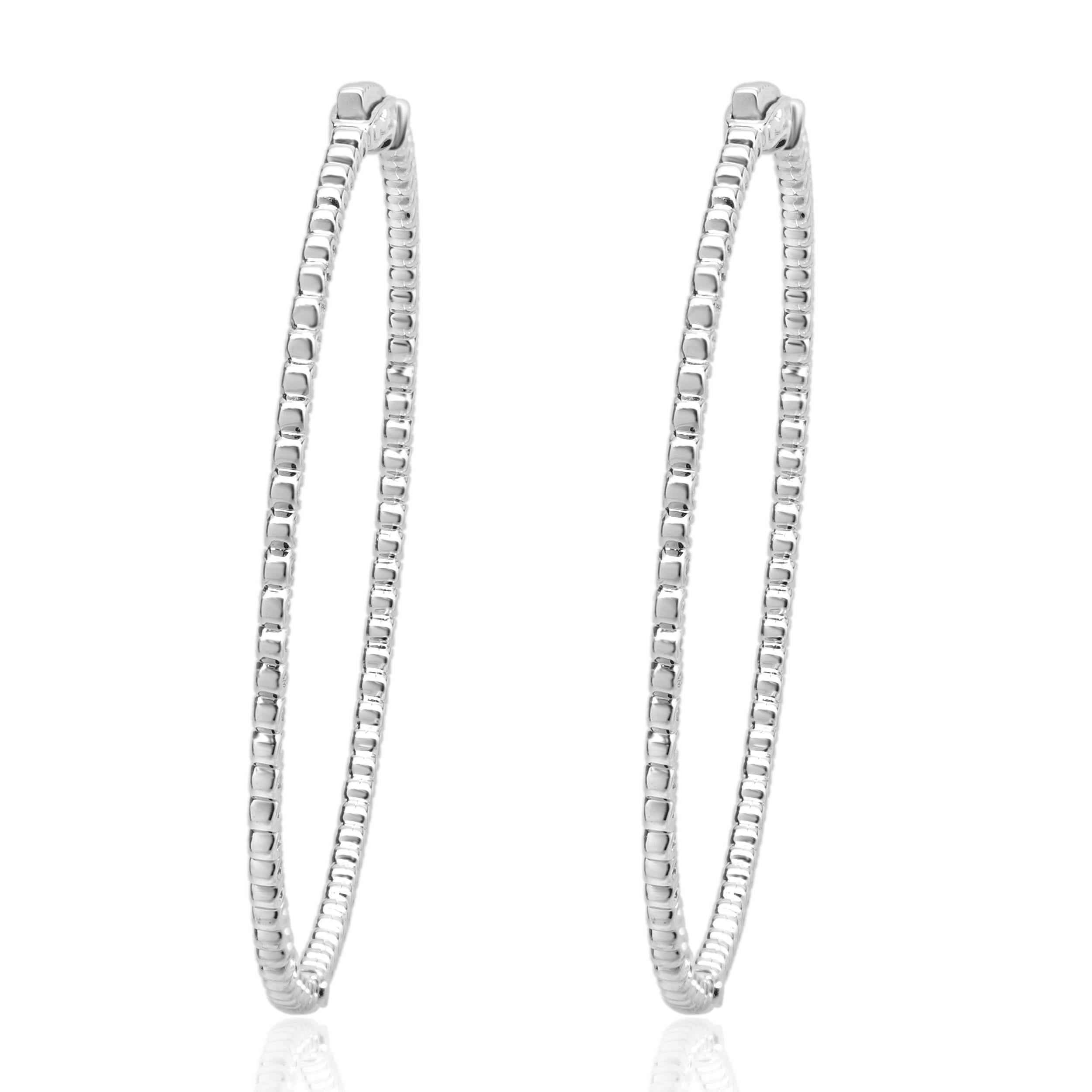 Orecchini a cerchio in oro bianco 14 carati con diamante interno ed esterno In condizioni ottime in vendita a Scottsdale, AZ
