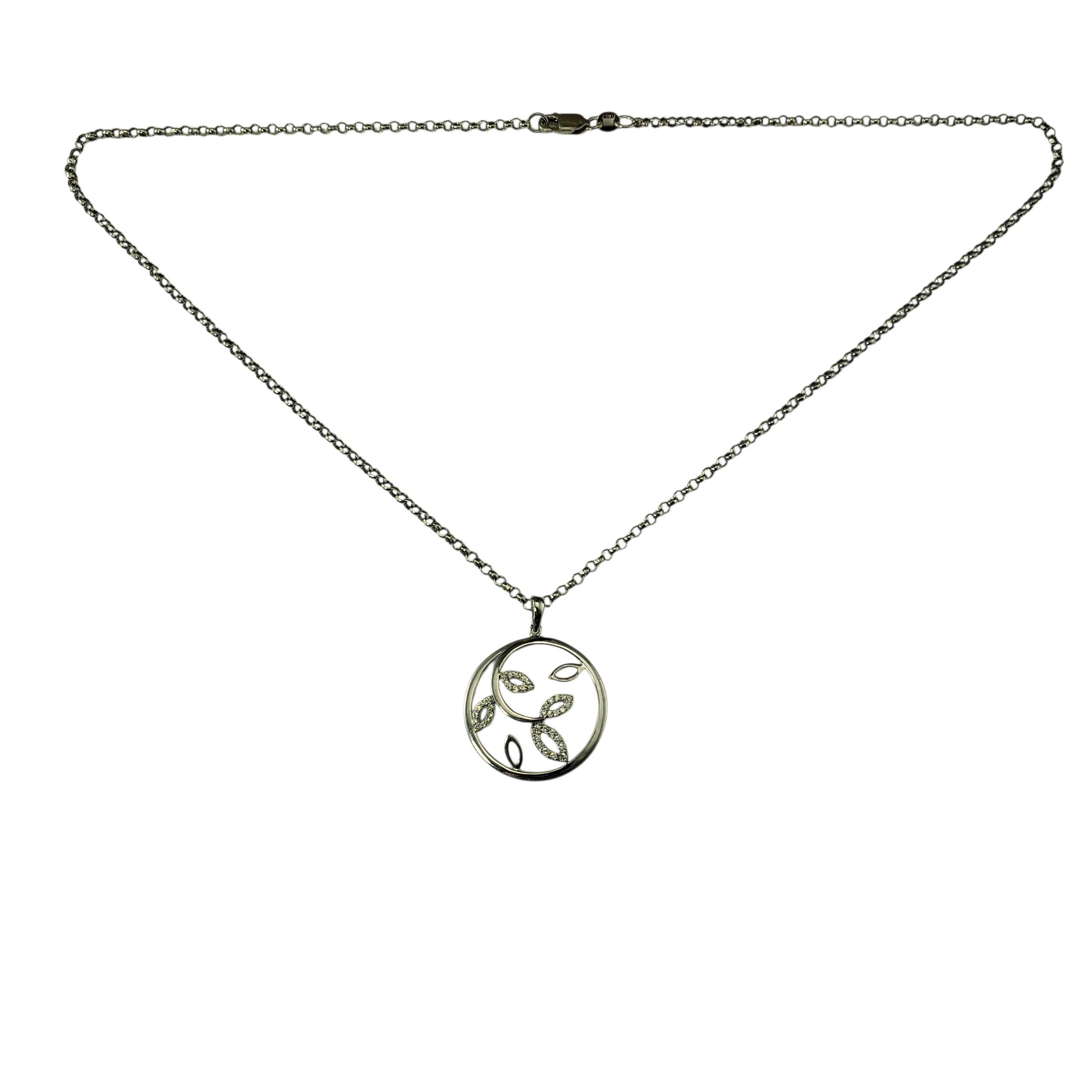 Collana con ciondolo in oro bianco 14 carati e diamanti...

Eleva la tua collezione di gioielli con questa splendida collana con ciondolo in oro bianco 14K, caratterizzata da una delicata cornice circolare ornata da un grazioso motivo a foglie. Ogni