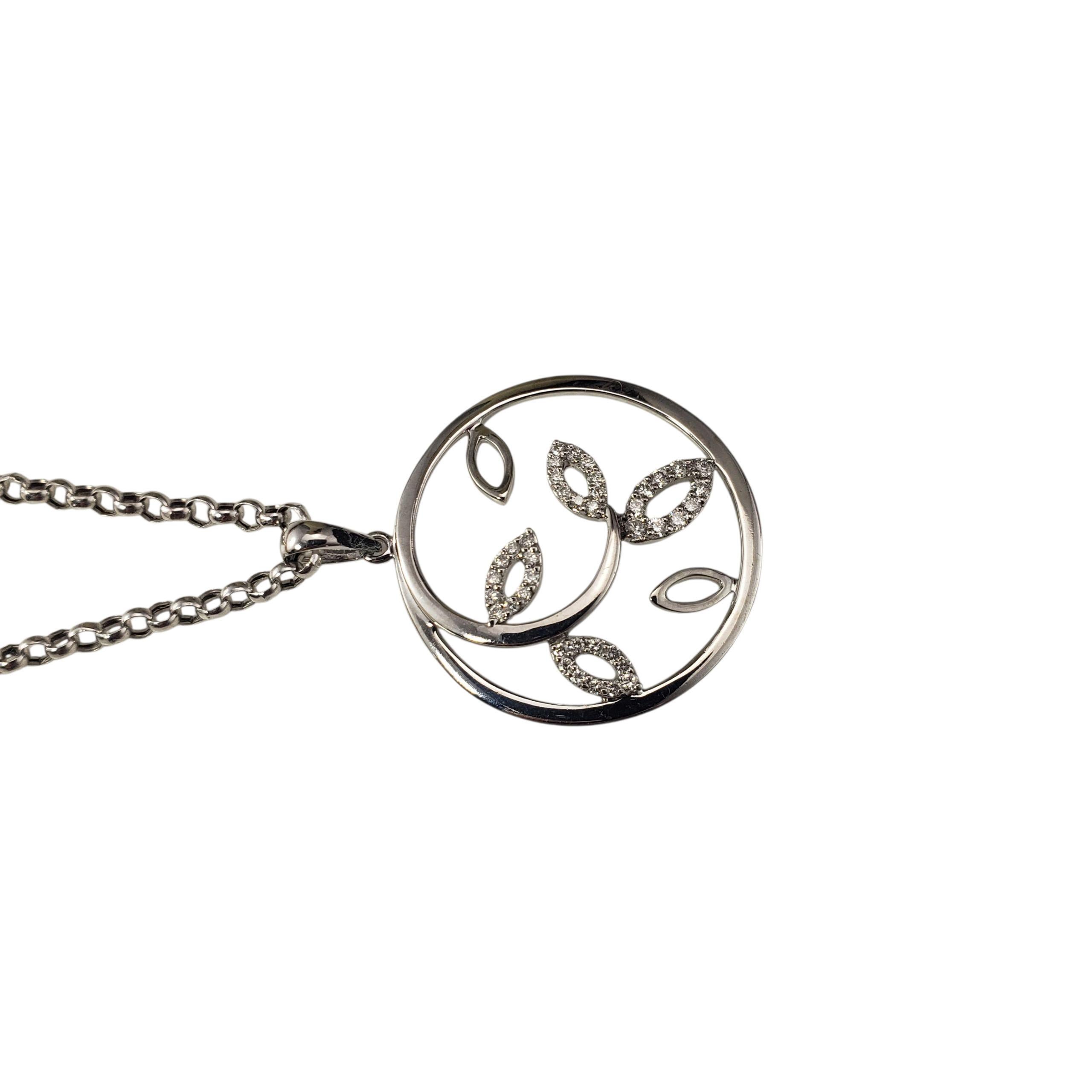 Collana con ciondolo a forma di foglia in oro bianco 14 carati #22265 In condizioni buone in vendita a Washington Depot, CT