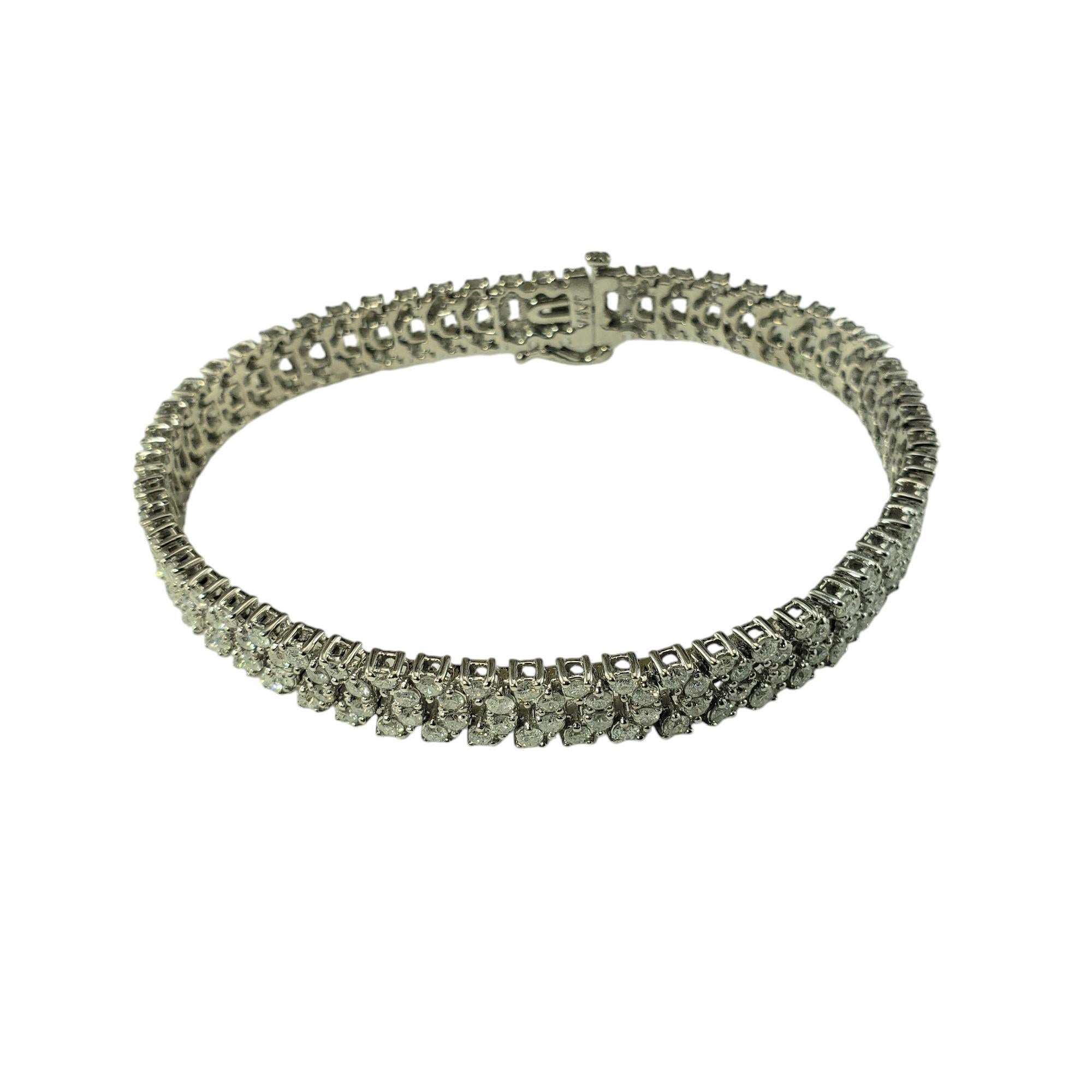 14 Karat White Gold Diamond Link Bracelet with Safety Clasp JAGi Certified-

This sparkling bracelet features 216 round brilliant cut diamonds set in 14K white gold.  Safety closure. 

Width: 8 mm.

Approximate total diamond weight:    7.2 ct. - 8.9
