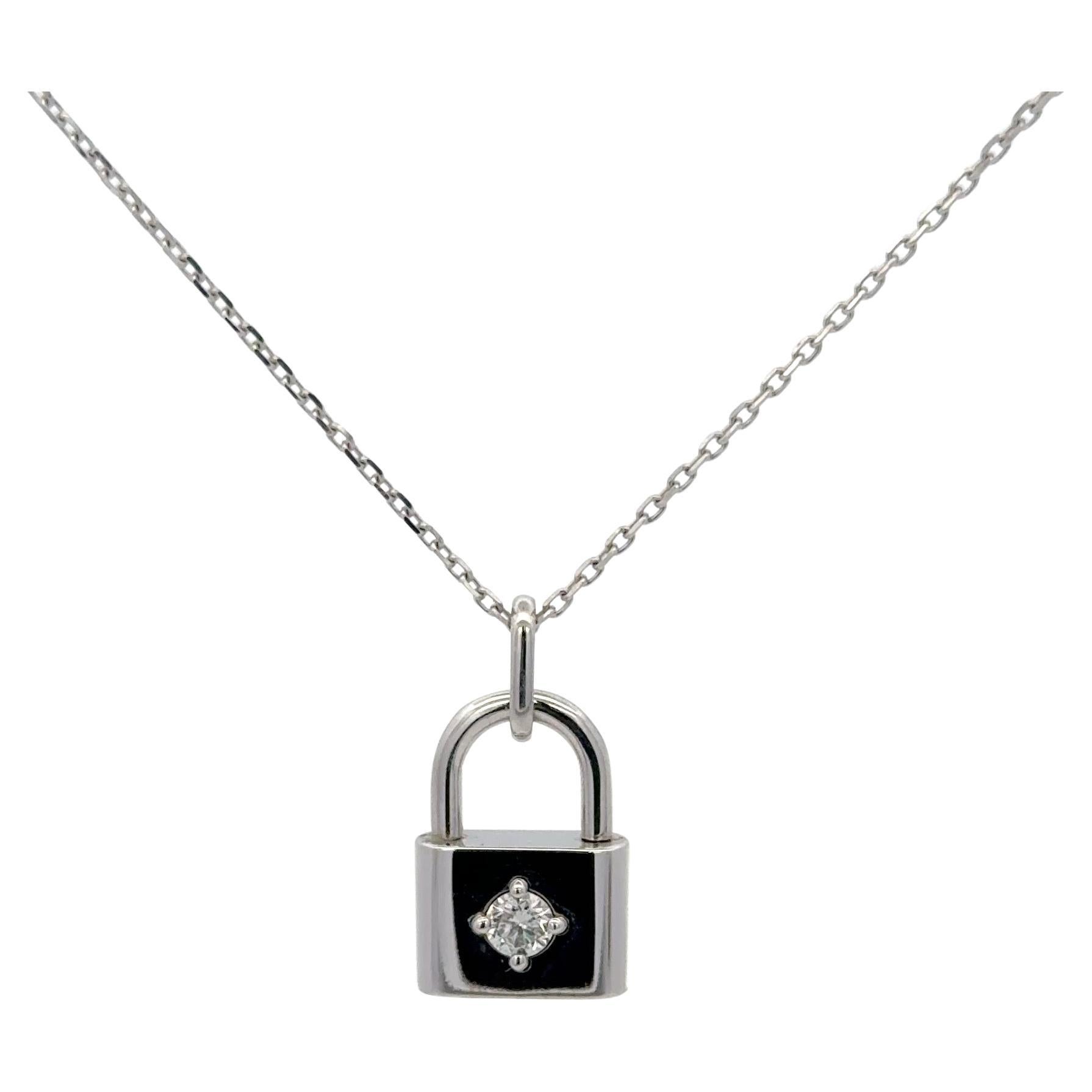 Colgante medallón de diamantes de oro blanco de 14 quilates 0,21 quilates Oro blanco de 14 quilates en venta