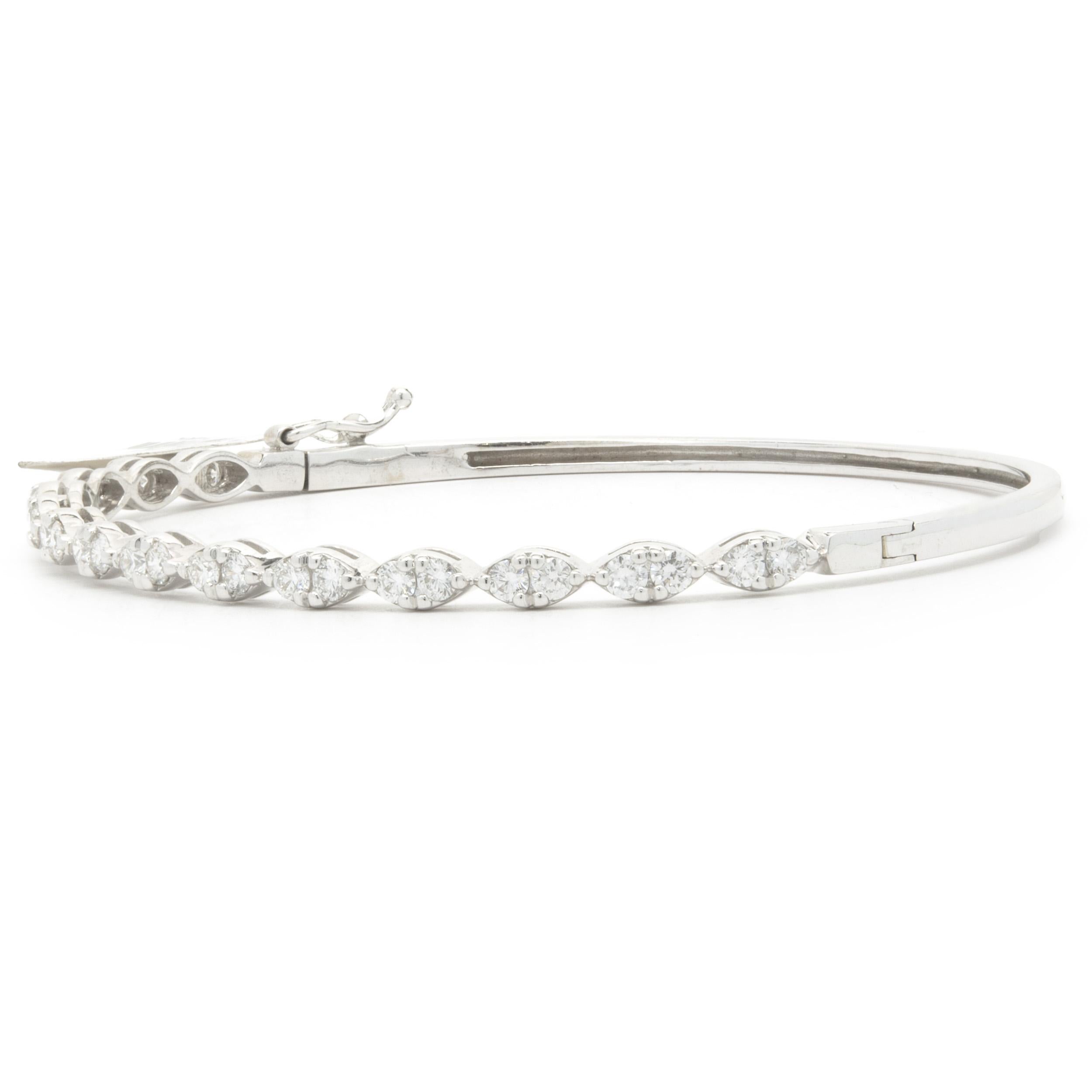 Designer: design personalizzato
Materiale: oro bianco 14 carati
Diamanti: taglio rotondo brillante = 1,26cttw
Colore: G
Chiarezza: VS2
Dimensioni: il braccialetto si adatta a un polso di 7.5 pollici
Peso: 8,42 grammi
