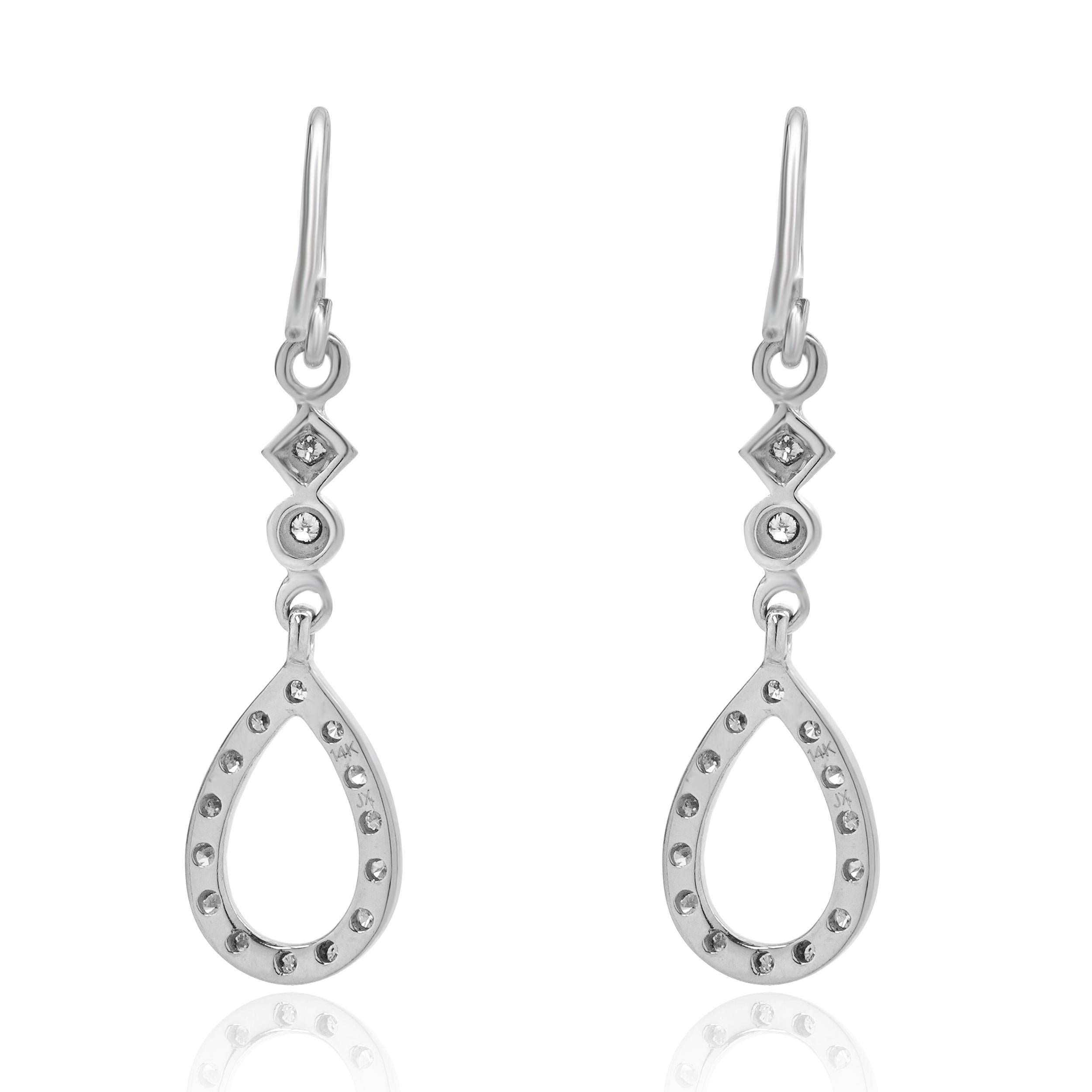 Designer: personalizzato
Materiale: oro bianco 14 carati
Diamante: taglio brillante rotondo = .20cttw
Colore: H
Chiarezza: SI2
Dimensioni: gli orecchini misurano 33 mm di lunghezza
Peso: 2.58 grammi

