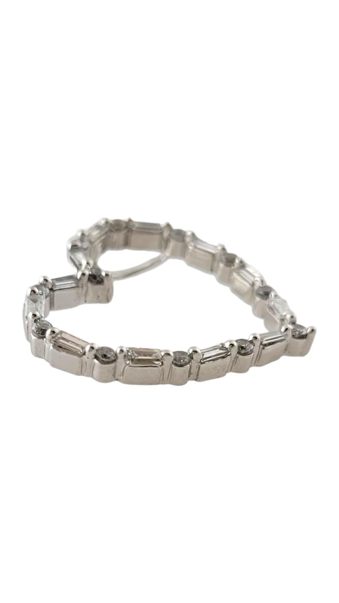 Taille baguette Pendentif cœur ouvert en or blanc 14 carats avec diamants n° 17708 en vente