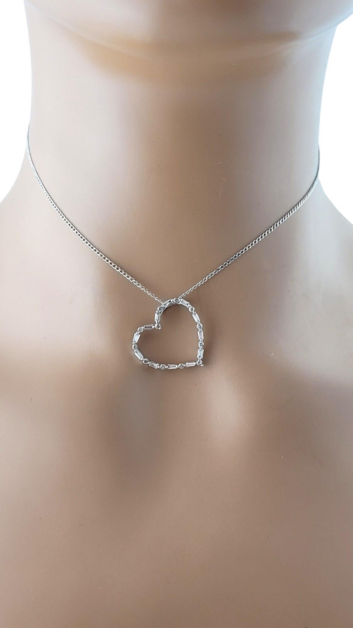 Pendentif cœur ouvert en or blanc 14 carats avec diamants n° 17708 en vente 2