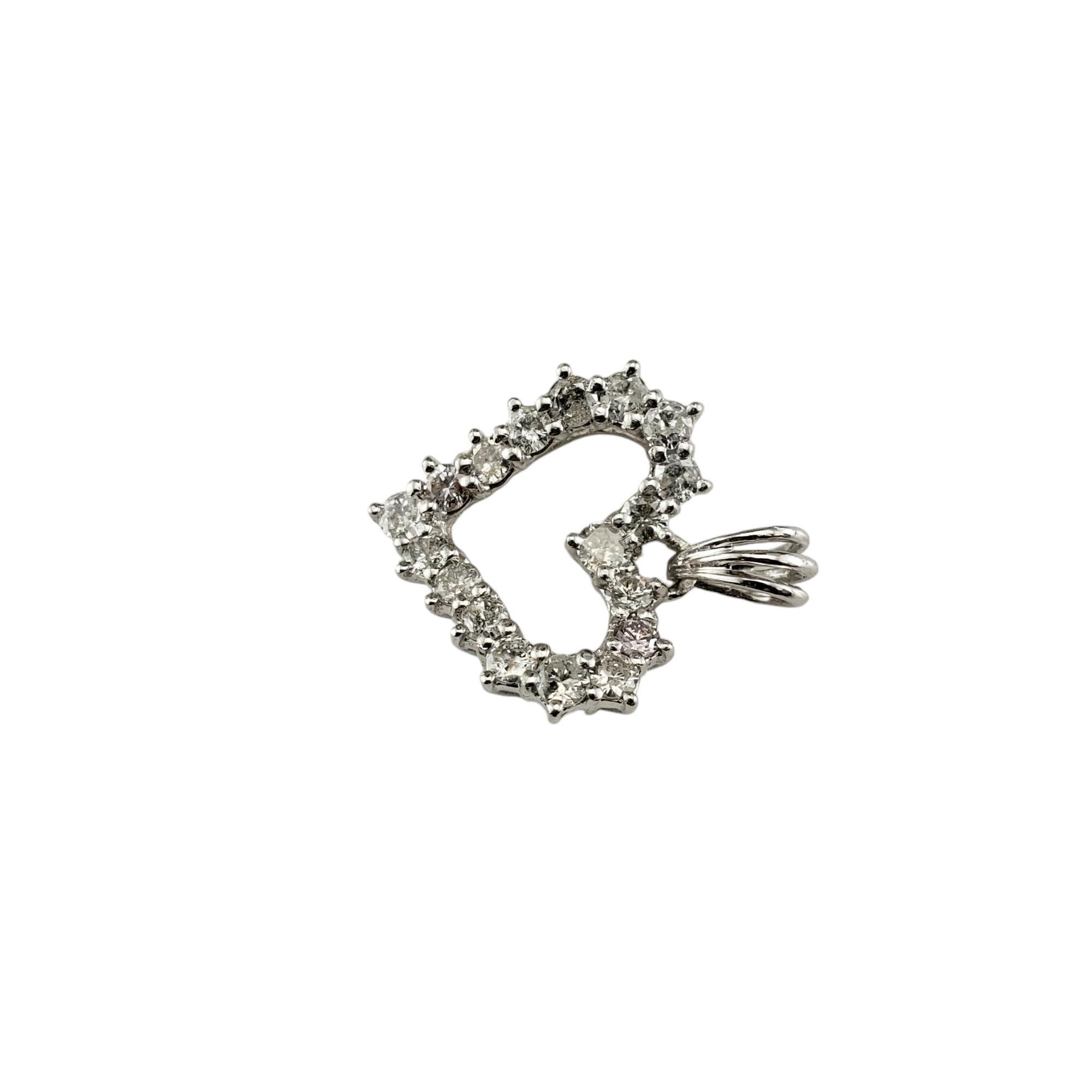 Pendentif en or blanc 14 carats avec diamant en forme de coeur-

Ce pendentif en forme de cœur étincelant est orné de 18 diamants ronds de taille brillante sertis dans de l'or blanc 14K.

Poids total approximatif des diamants : 0,80 ct. à 0,94
