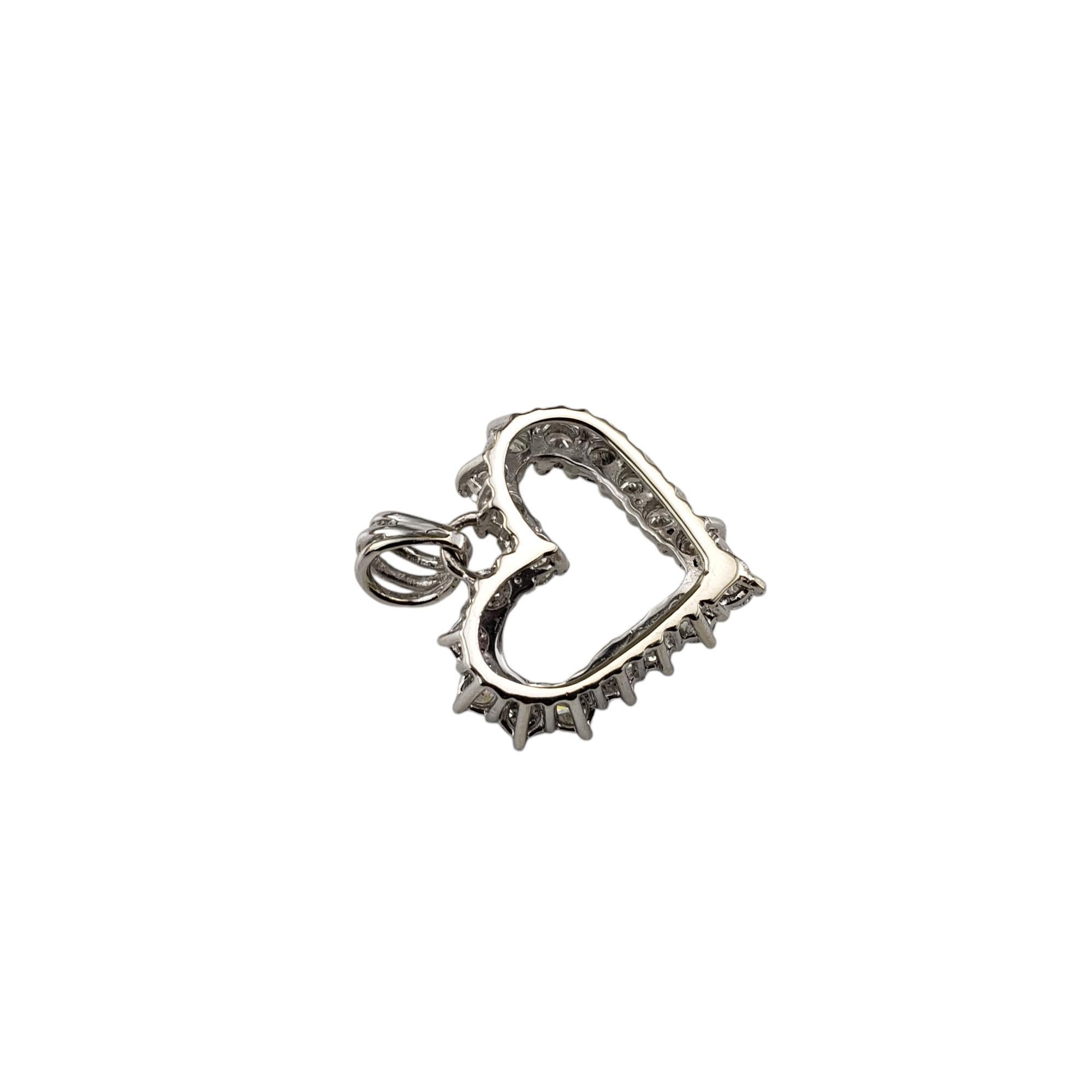 Taille brillant Pendentif cœur ouvert en or blanc 14 carats avec diamants #19237 en vente