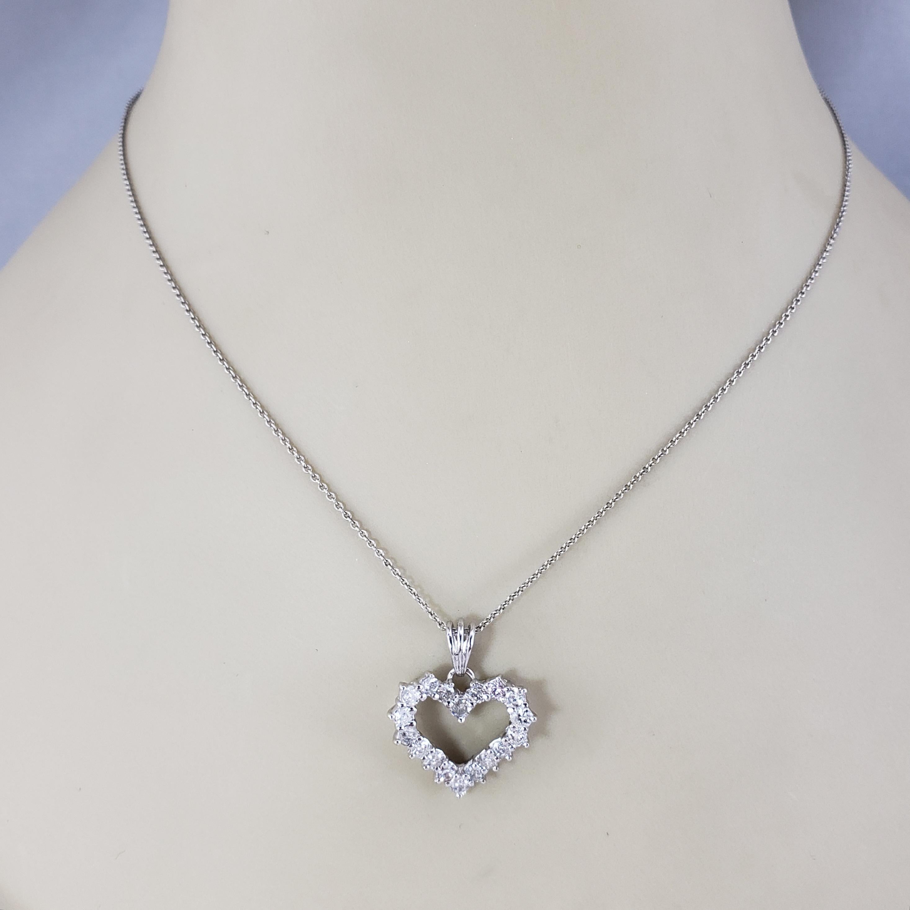 Pendentif cœur ouvert en or blanc 14 carats avec diamants #19237 Pour femmes en vente