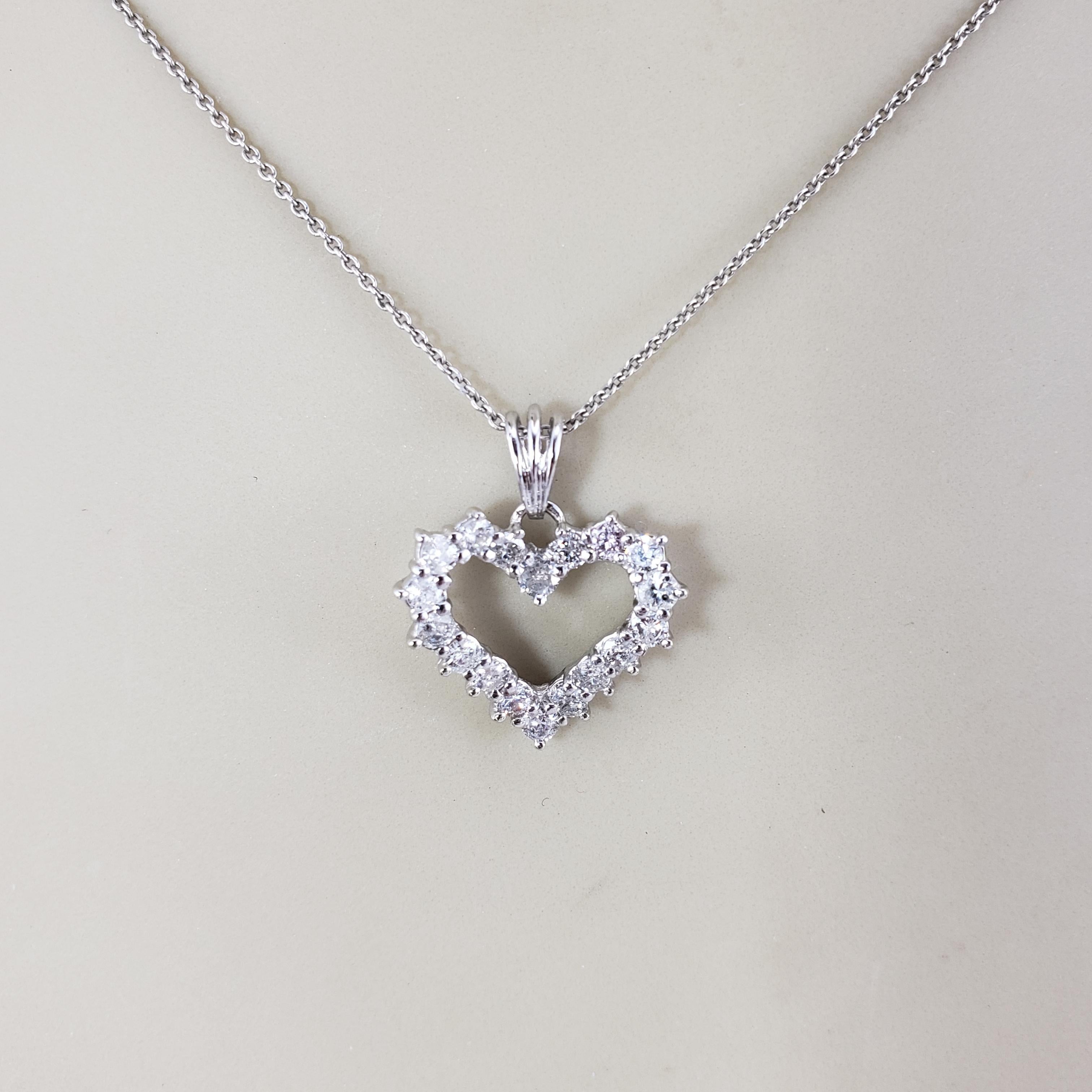 Pendentif cœur ouvert en or blanc 14 carats avec diamants #19237 en vente 1