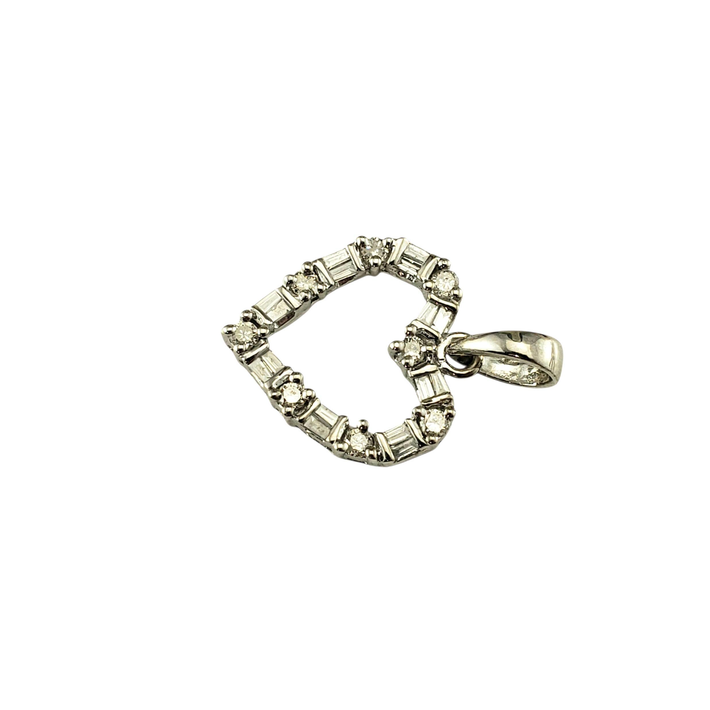 Pendentif en or blanc 14 carats à cœur ouvert avec diamants-

Ce pendentif romantique en forme de cœur ouvert est orné de 16 diamants de taille baguette et de 8 diamants ronds de taille brillante sertis dans de l'or blanc 14K classique. Une pièce