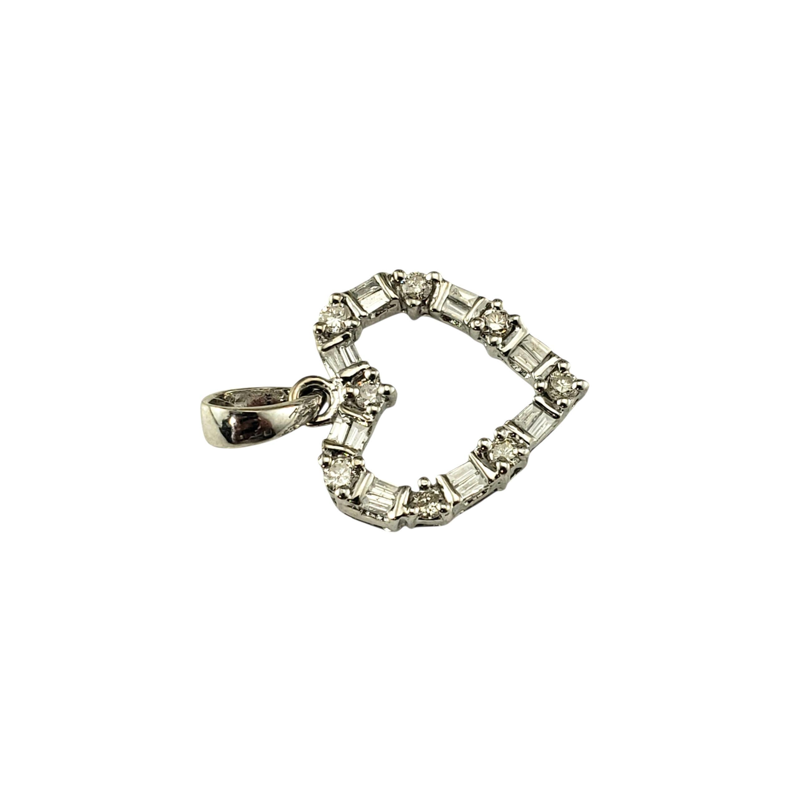 Contemporain Pendentif coeur ouvert en or blanc 14 carats avec diamants #23200 en vente