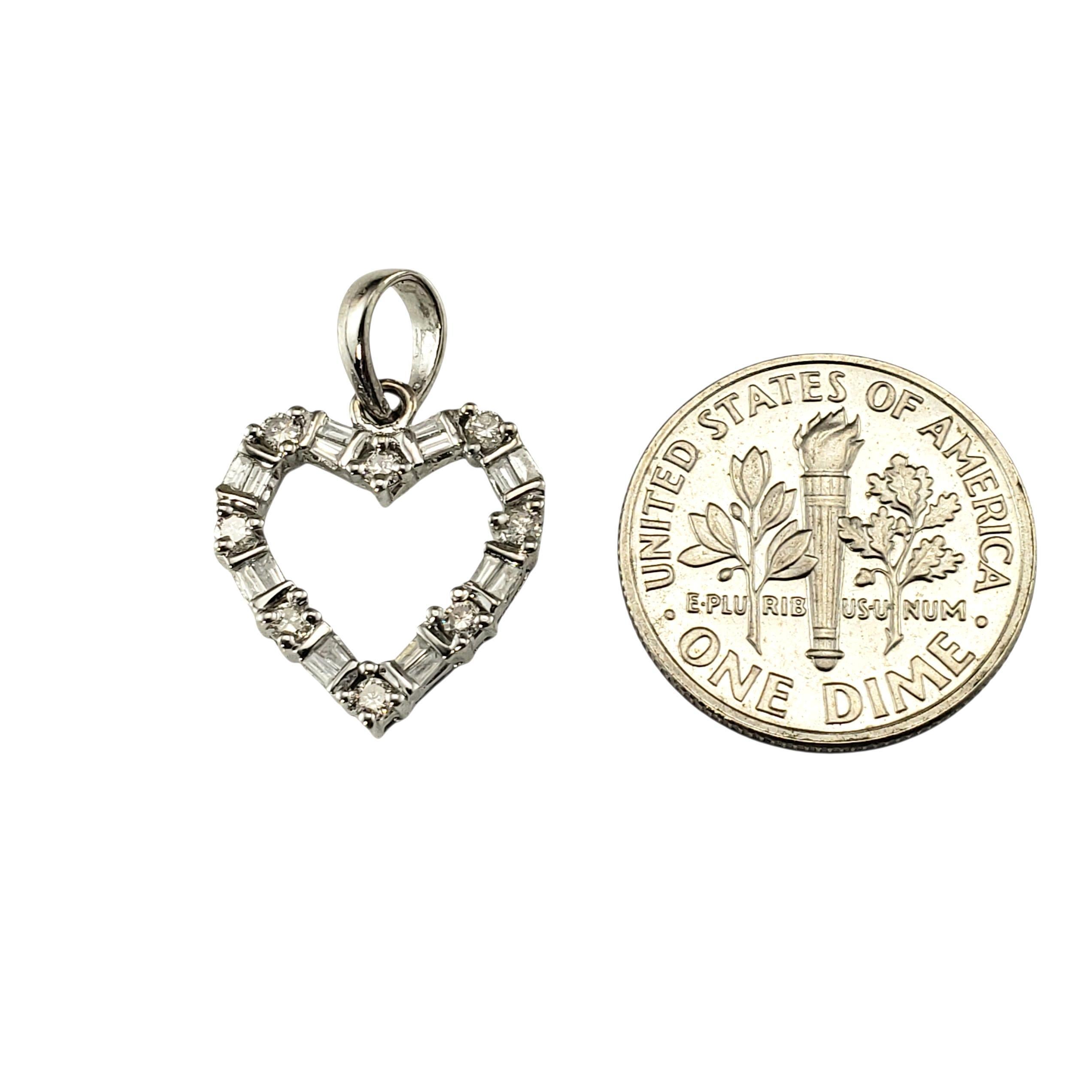 Taille brillant Pendentif coeur ouvert en or blanc 14 carats avec diamants #23200 en vente