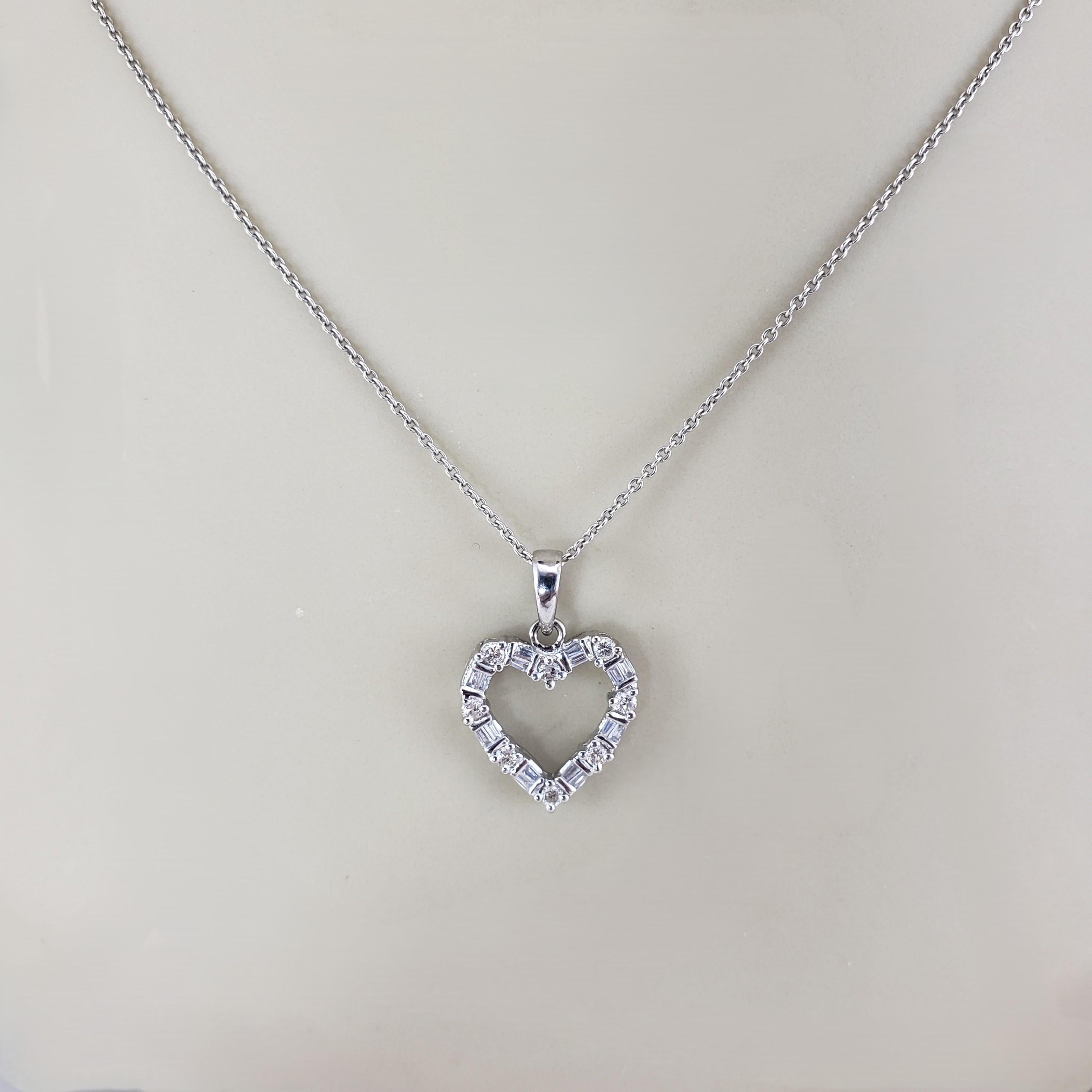 Pendentif coeur ouvert en or blanc 14 carats avec diamants #23200 en vente 1