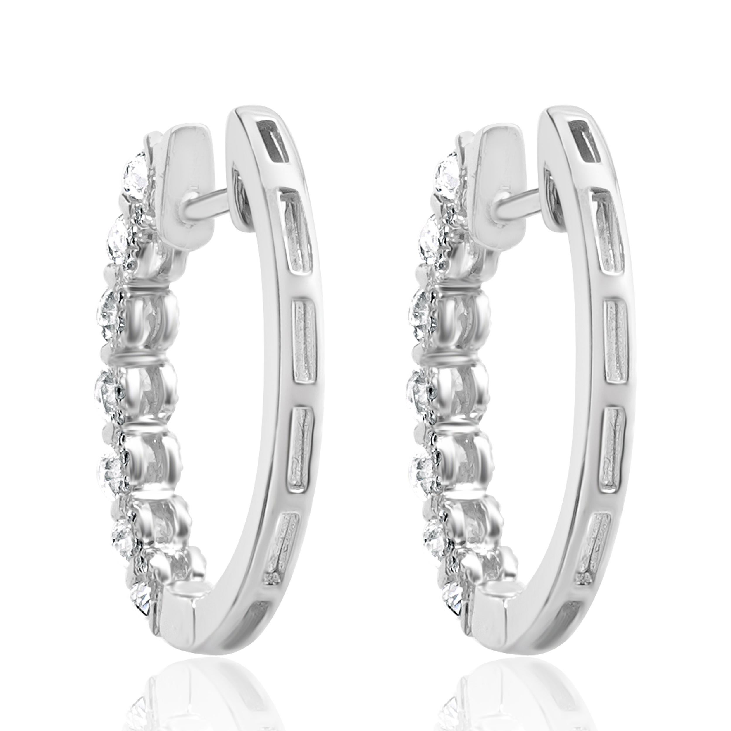 Orecchini a cerchio ovali con diamanti in oro bianco 14 carati e diamanti Mico Pave ai lati In condizioni ottime in vendita a Scottsdale, AZ