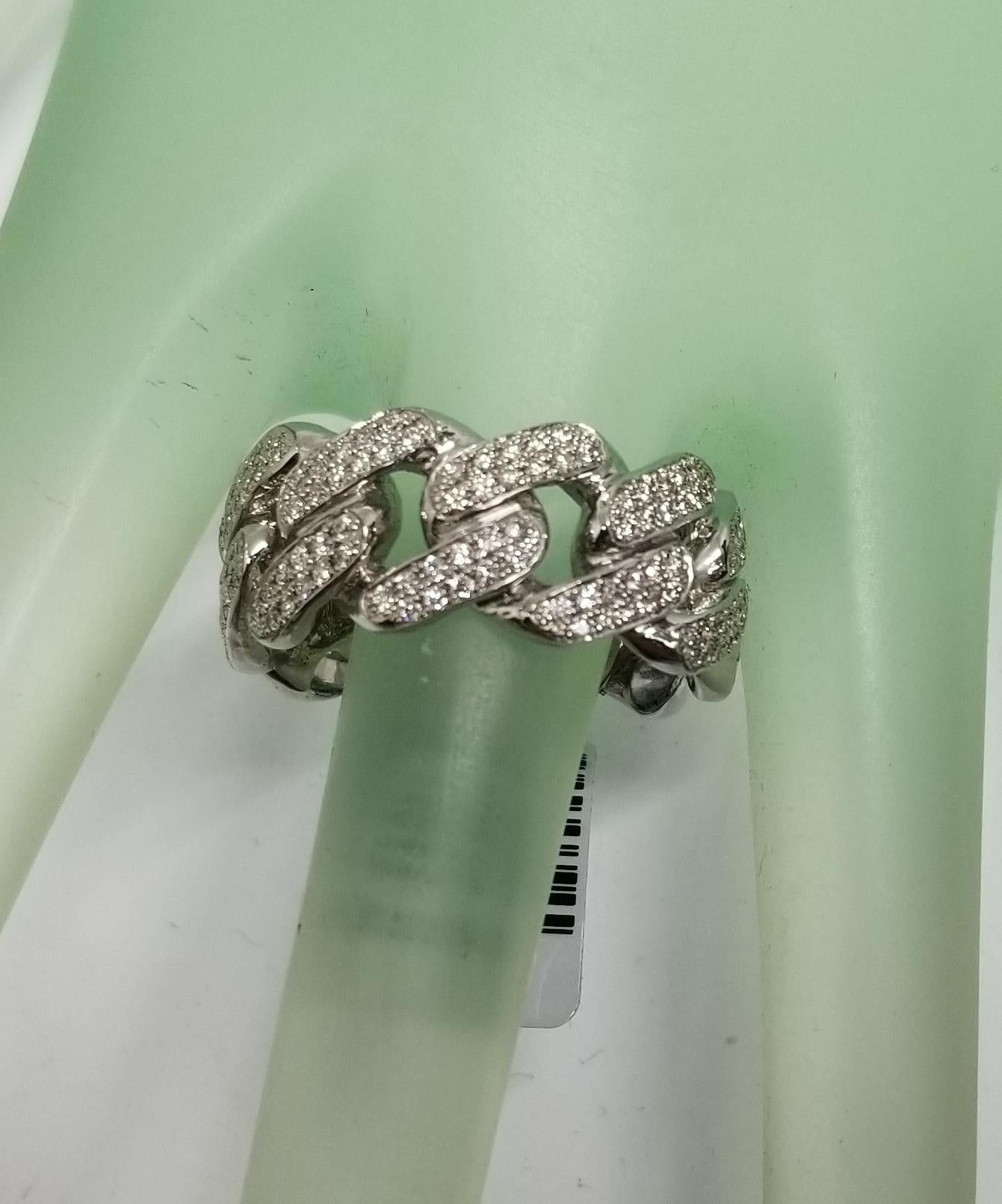 14 Karat White Gold Diamond Pavé Link Ring In New Condition In Los Angeles, CA