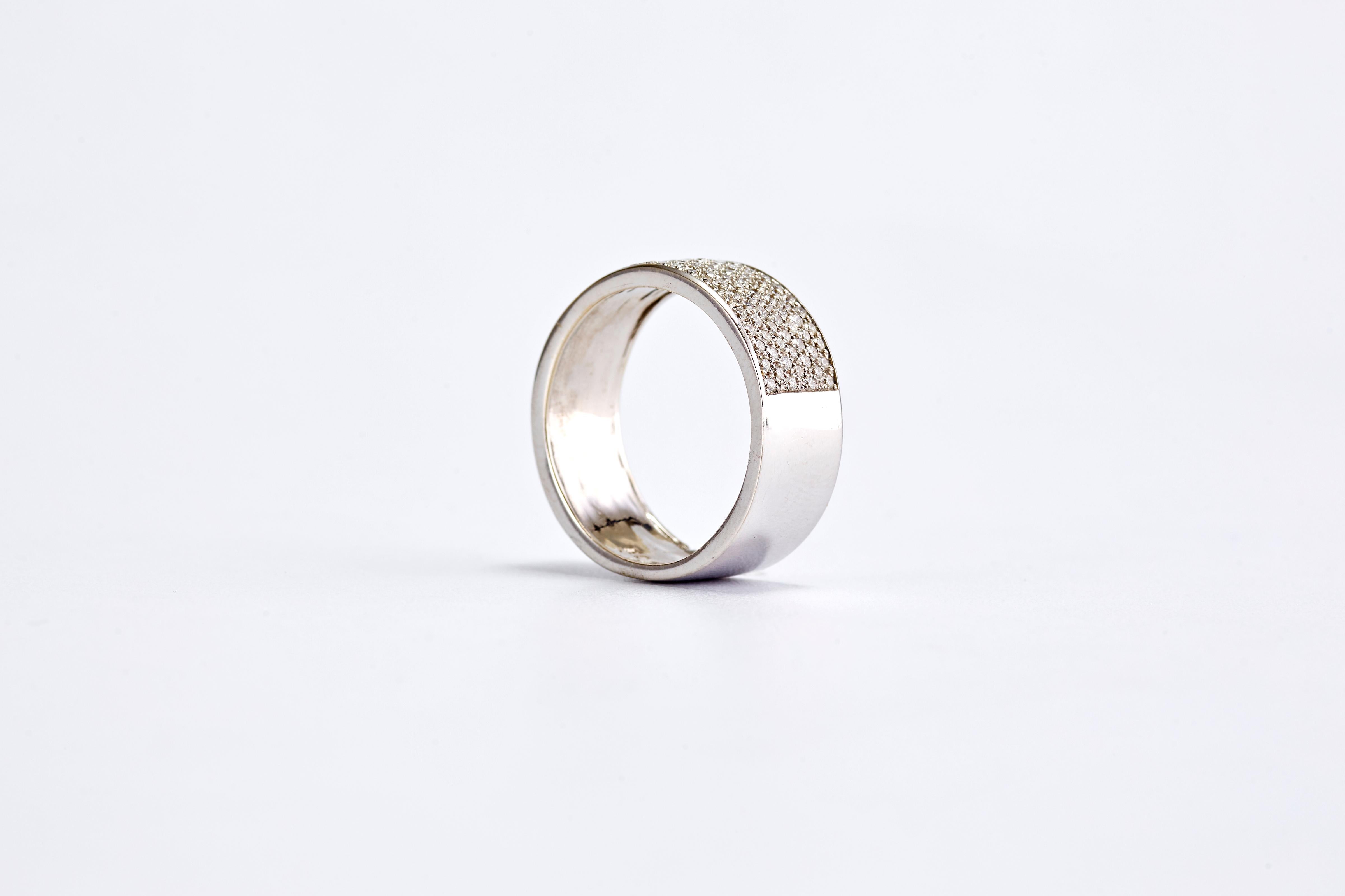 14 Karat White Gold Diamond Pave Set Band Ring In Excellent Condition In Tel Aviv, IL