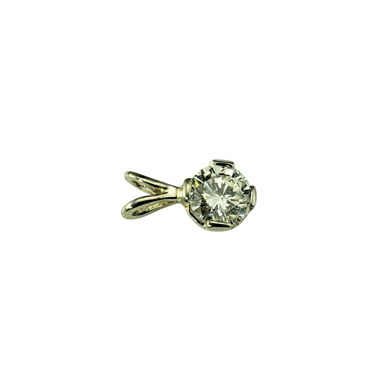 Ciondolo con diamante in oro bianco 14 carati...

Senza tempo e sofisticato, questo scintillante pendente presenta un diamante rotondo taglio brillante incastonato nel classico oro bianco 14K. Il design minimalista permette al diamante stesso di