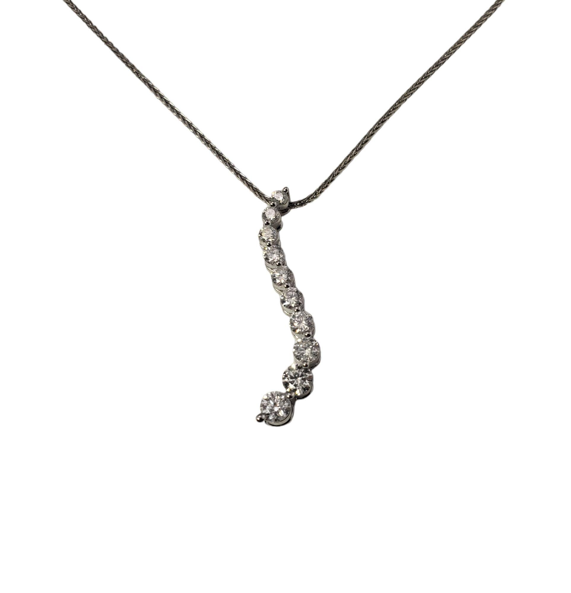 14 Karat Weißgold Diamant-Halskette mit Anhänger im Zustand „Gut“ in Washington Depot, CT