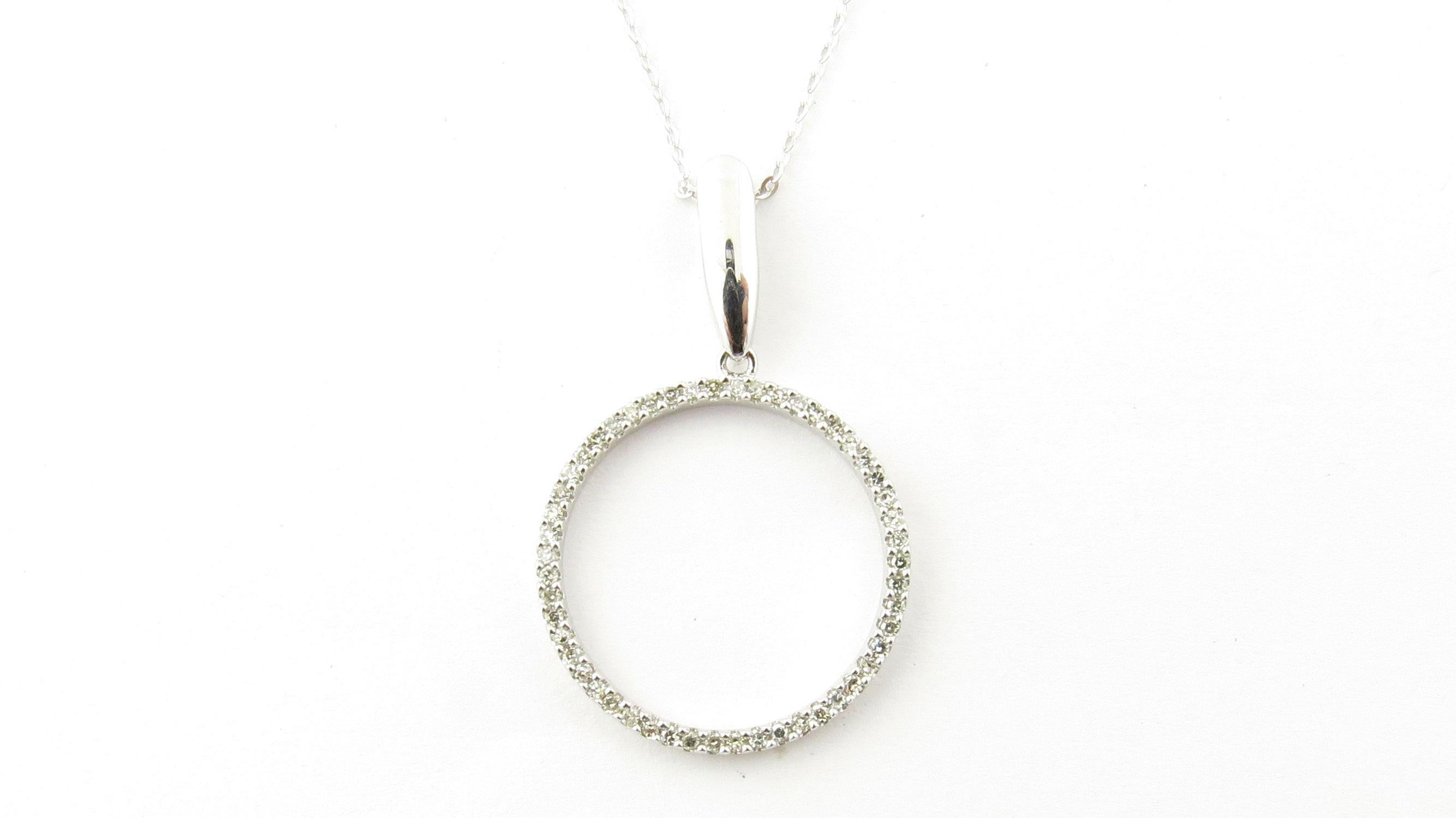 14 Karat White Gold Diamond Pendant Necklace In Good Condition In Washington Depot, CT