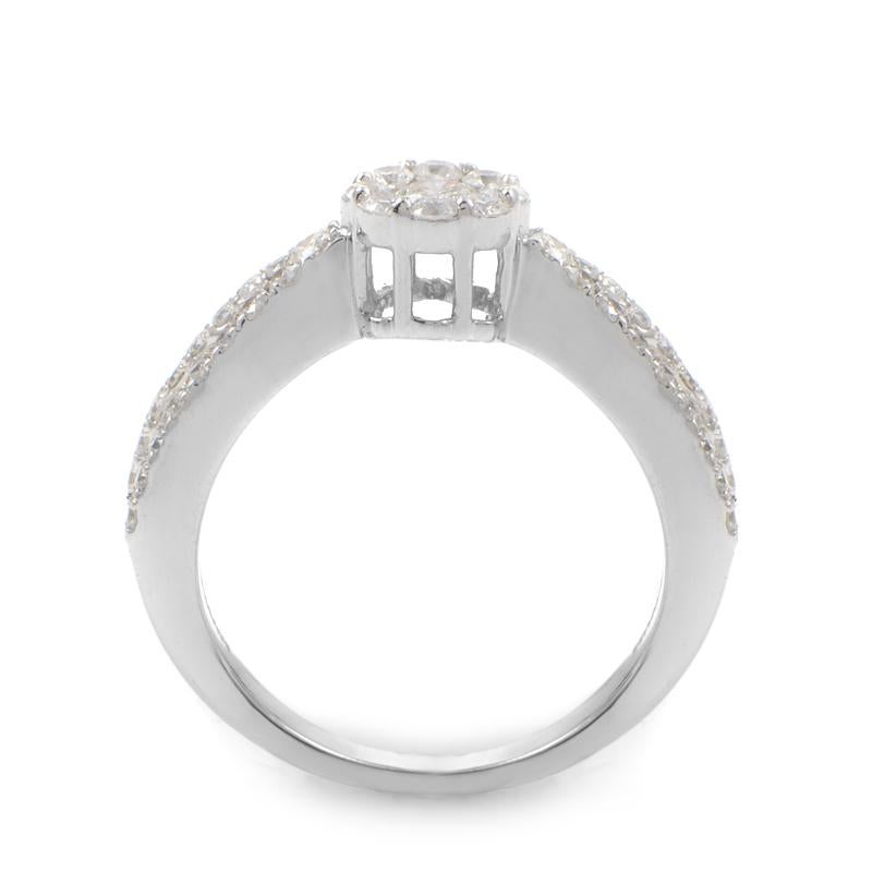 Lassen Sie Ihre Augen an dem glitzernden Design dieses mit Diamanten besetzten Rings teilhaben. Der Ring ist aus 14-karätigem Weißgold gefertigt und weist mit Diamanten besetzte Schenkel sowie ein Diamantblumenmotiv auf.
