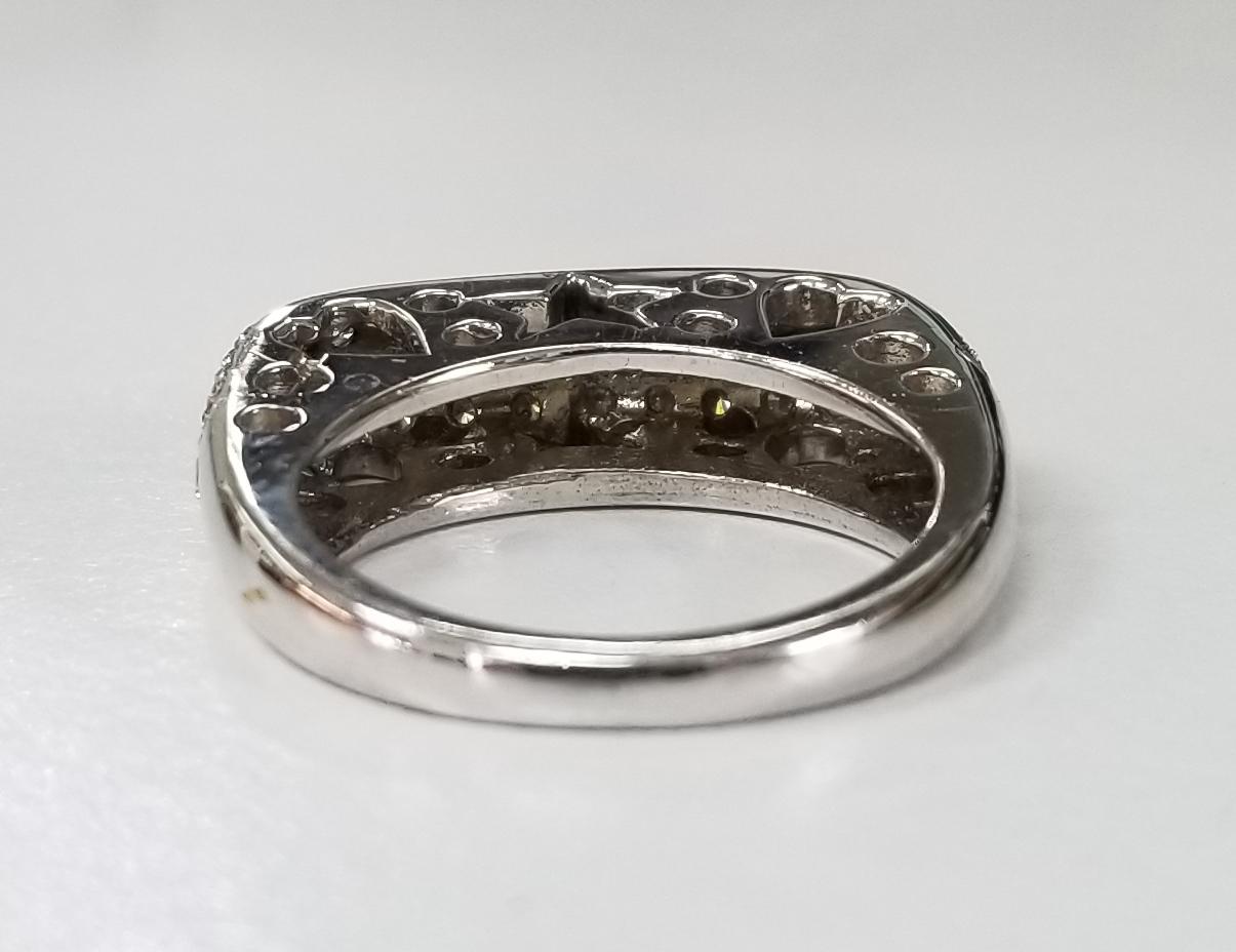 14 Karat Weißgold Diamant-Ring „Raised-Domed“ (Rundschliff) im Angebot