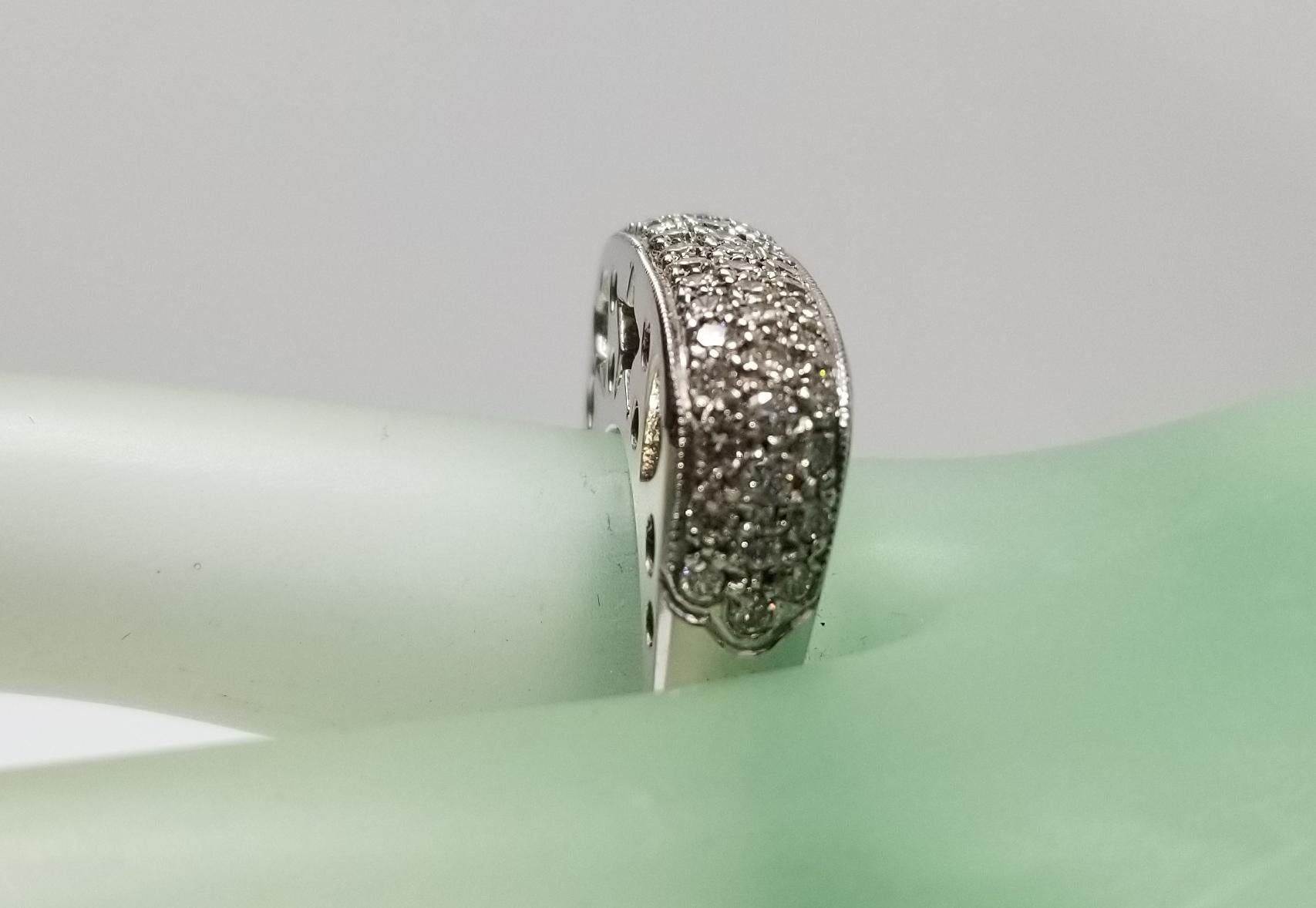 14 Karat Weißgold Diamant-Ring „Raised-Domed“ im Angebot 1