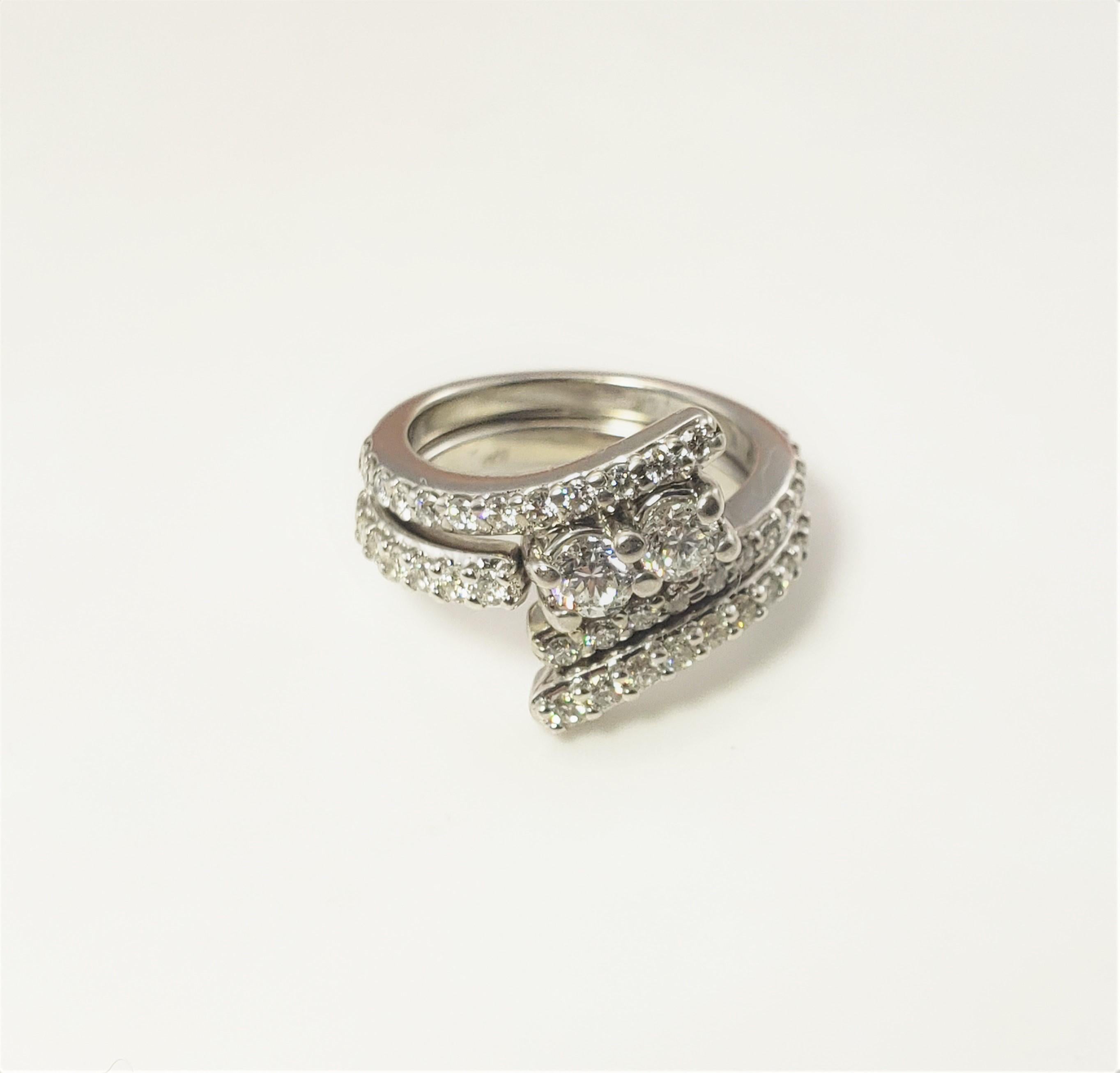Anello con diamante e rinforzo in oro bianco 14 carati Misura della fascia, rinforzo 4,75, anello con diamante 5-

Questa scintillante parure presenta uno splendido anello con due diamanti rotondi taglio brillante al centro (.15 ct. ciascuno) e 24